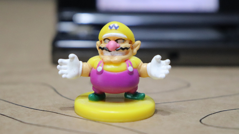A Nintendo acaba de anunciar sua Customer Appreciation Sale, que roda de 13 a 26 de setembro com 30 por cento de desconto em dezenas de jogos digitais, bundles, DLC, títulos físicos, Amiibo e acessórios. O detalhe está escondido na letra miúda: a própria empresa afirma que a promoção foi possível em parte graças aos reembolsos de tarifas que recuperou do governo dos Estados Unidos.

Esses reembolsos somam cerca de 300 milhões de dólares. Em vez de devolver o dinheiro aos jogadores que pagaram preços inflados depois que a Nintendo subiu os valores do Switch 2 e do Switch, a companhia recicla o valor em uma promoção por tempo limitado e ainda briga na Justiça contra um processo de consumidores para ficar com o caixa. Na semana passada, subiu preços citando condições de mercado.

É o marketing corporativo em sua forma mais crua, vendendo de volta ao público o próprio dinheiro como se fosse um favor. A Panic fez o certo e devolveu os reembolsos diretamente aos donos do Playdate. Jogadores merecem estúdios que respeitem seu bolso, seus criadores e suas comunidades, não um truque publicitário disfarçado de gratidão.
