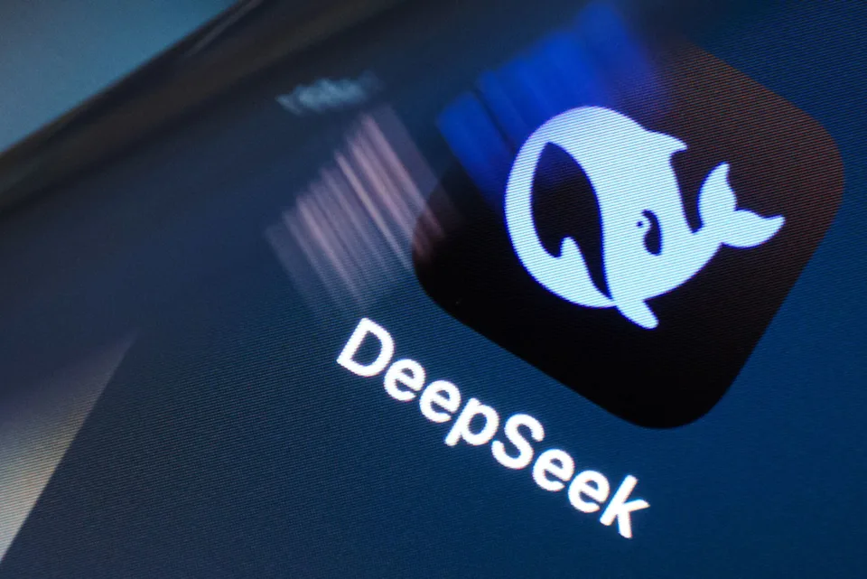 O DeepSeek acabou de sacudir o mundo da IA ao aumentar bruscamente os preços de seus modelos V4, com tarifas de pico subindo mais de quatro vezes em relação aos níveis atuais. A partir de 16 de agosto, os desenvolvedores pagarão US$ 1,32 por milhão de tokens de saída no modelo V4-Flash durante horários de pico, e metade disso fora de pico. O V4-Pro, mais potente, salta para US$ 3,96 por milhão de tokens, ante apenas US$ 0,87.

Mesmo com o aumento, o DeepSeek continua sendo uma pechincha diante de rivais como o Fable 5 da Anthropic, que custa US$ 50 por milhão de tokens. Mas o movimento aponta uma grande mudança de estratégia para aliviar a congestão, atrair dinheiro das empresas e se preparar para um IPO bilionário. A pergunta que fica: o DeepSeek vai conseguir manter sua fama de 'zona da morte' enquanto aumenta os preços?