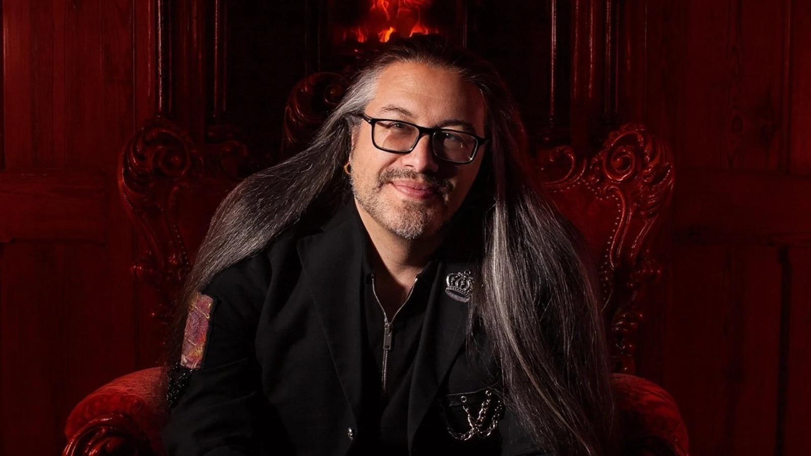 O Romero Games garantiu uma nova publisher para seu próximo jogo e transformou uma história sombria de demissões em uma rara virada. Depois que a publisher anterior retirou o apoio e a Xbox cortou o financiamento, o estúdio recontratou cerca de 10 pessoas e agora trabalha com uma equipe enxuta de aproximadamente 15 profissionais.

O novo projeto não é o mesmo jogo gigante que chegou a ser planejado para 110 pessoas. É um redesign completo, dimensionado para o time menor e construído com parte do trabalho já feito, incluindo personagens trazidos da versão cancelada. Continua sendo um shooter, mas o estúdio diz que tudo ao redor dele é novo.

Esse resgate importa porque a cultura de corte de custos do capitalismo agressivo segue tratando desenvolvedores como descartáveis. O Romero Games mostra que escopo inteligente, reaproveitamento criativo e confiança em equipes experientes podem manter ideias ambiciosas vivas sem sacrificar as pessoas que as criam.