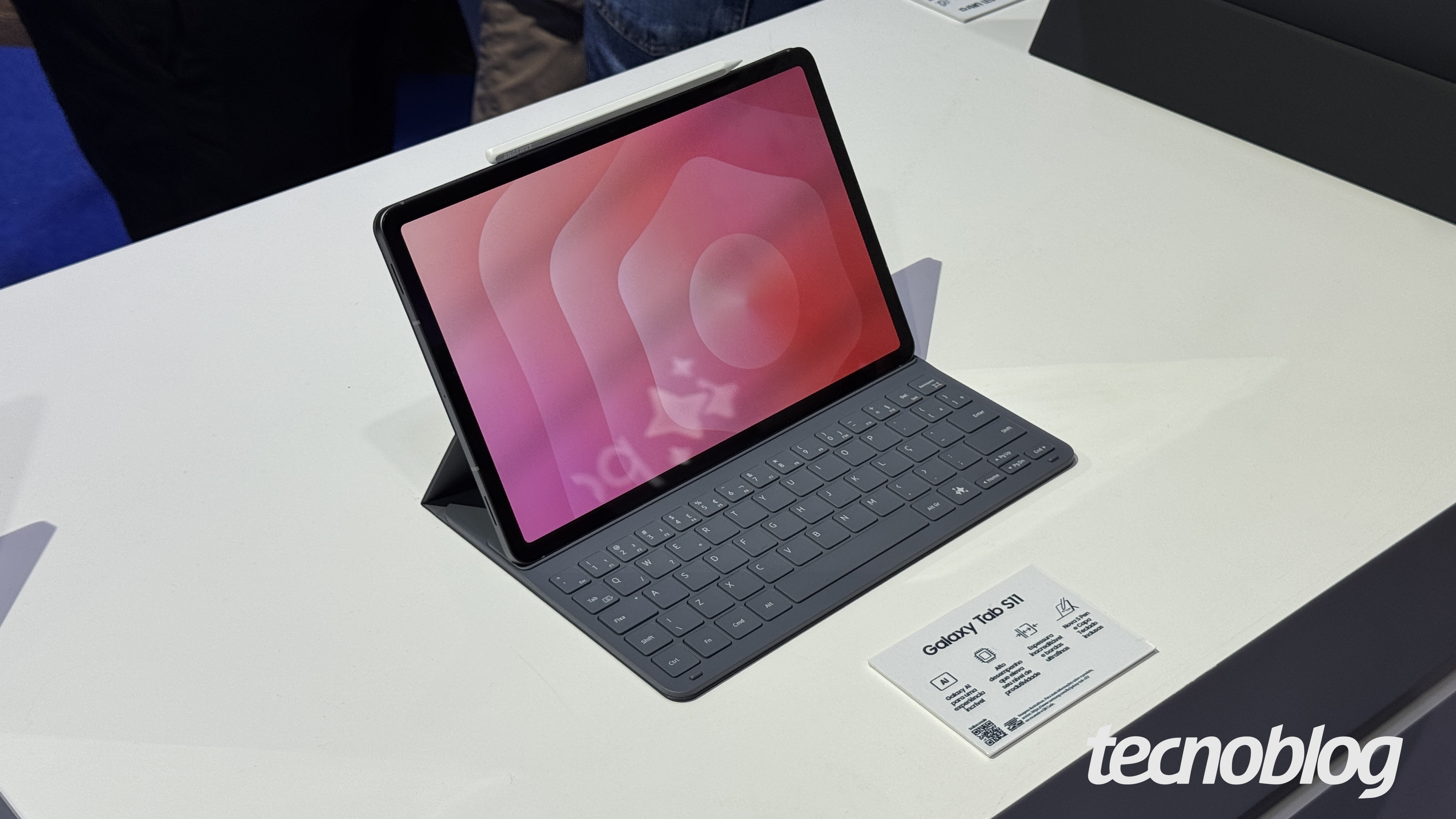 O Galaxy Tab S11 de 256 GB da Samsung acaba de despencar para o menor preço no Brasil: R$ 4.919,10 no Pix com o cupom LU300 no Magazine Luiza, um desconto enorme de 34% sobre os R$ 7.499 do lançamento. É uma das melhores ofertas de tablet do momento e chega direto para quem leva jogos no celular a sério.

O hardware sustenta o barulho. A tela Dynamic AMOLED 2X de 11 polegadas roda a 120 Hz para imagens suaves, enquanto o processador Dimensity 9400+ de 3 nm, 12 GB de RAM e uma GPU com suporte a ray tracing encaram jogos pesados e apps de edição sem esforço. Ainda vem com S Pen e capa com teclado na caixa, modo DeX para virar um mini notebook, bateria de 8.400 mAh com recarga de 45W e resistência IP68 contra água e poeira.

Vale lembrar o contexto maior: num cenário em que estúdios são fechados e desenvolvedores são demitidos em nome do lucro trimestral, hardware que respeita o dinheiro de quem joga faz toda a diferença. Um desconto agressivo em um aparelho competente é uma vitória rara para quem mantém essa indústria viva, então aproveite enquanto o cupom estiver valendo.
