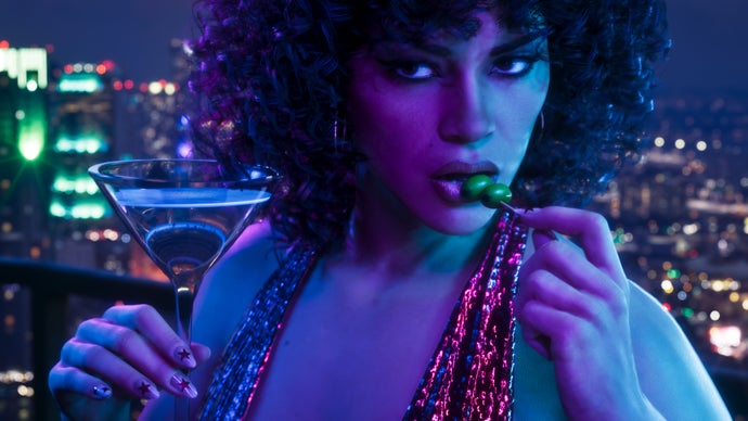 Grand Theft Auto 6 chega em 19 de novembro, e o corte de elegibilidade do The Game Awards é 20 de novembro, o que coloca o megatítulo da Rockstar na disputa de 2026 por exatamente um dia de diferença. Essa margem mínima transforma a cerimônia de 10 de dezembro em uma das noites mais aguardadas da história da indústria.

O sarrafo é altíssimo. Clair Obscur: Expedition 33 detém o recorde atual com nove vitórias, incluindo o prêmio de Jogo do Ano, enquanto Baldur's Gate 3 levou seis e Red Dead Redemption 2 ficou com quatro. Com orçamento, escala e expectativa muito acima de todos eles, GTA 6 pode dominar praticamente todas as categorias em que aparecer.

Mas a festa precisa encarar o custo humano por trás do blockbuster. A Rockstar ainda responde a um tribunal trabalhista na Escócia pela demissão de 31 funcionários do estúdio Rockstar North, tratada pelos demitidos como quebra de sindicato, enquanto a empresa alega má conduta grave. O hype de um jogo não pode apagar a luta por empregos estáveis, condições justas e integridade criativa em uma indústria que insiste em tratar quem desenvolve como custo descartável.