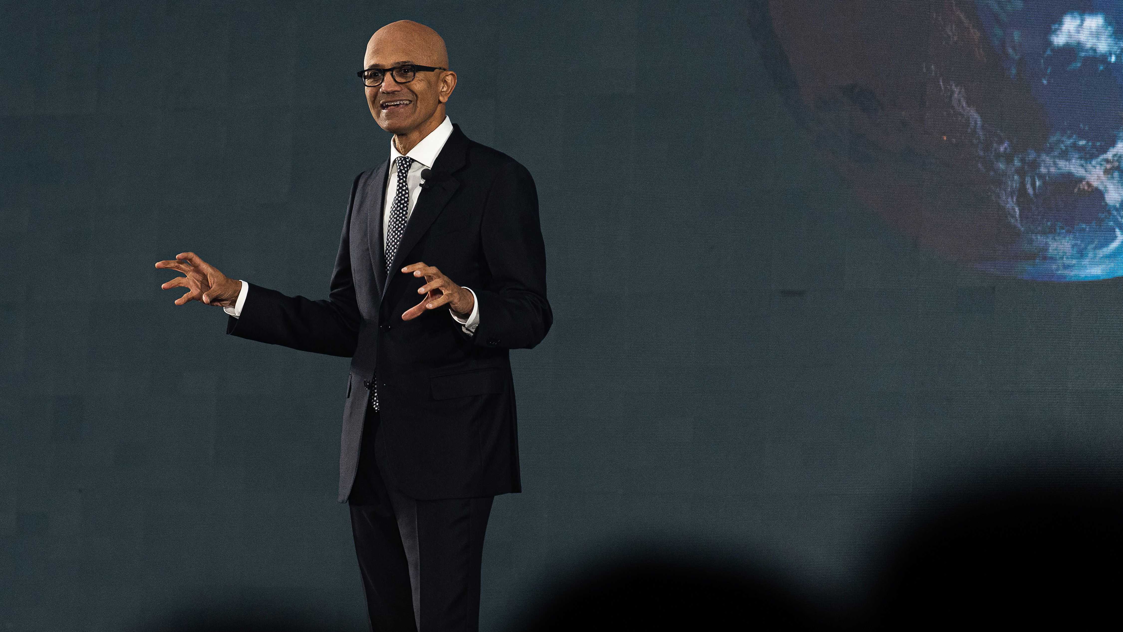 Documentos judiciais recém-divulgados no processo do The New York Times contra Microsoft e OpenAI revelam que funcionários e executivos alertaram sobre o roubo de propriedade intelectual muito antes de a ação ser protocolada. Memorandos internos chamaram o caso de um roubo espantoso de proporções sem precedentes e o maior roubo de trabalho da história da humanidade.

Apesar dos avisos, as duas empresas seguiram em frente com produtos de IA generativa treinados em milhões de artigos, livros e jornais sem consentimento. Os documentos sugerem que a estabilidade econômica das editoras era uma baixa conhecida na corrida pela hegemonia da IA.

A ação, agora reforçada por outras organizações de imprensa, busca responsabilizar as gigantes da IA e exige a destruição dos conjuntos de dados construídos com conteúdo roubado.