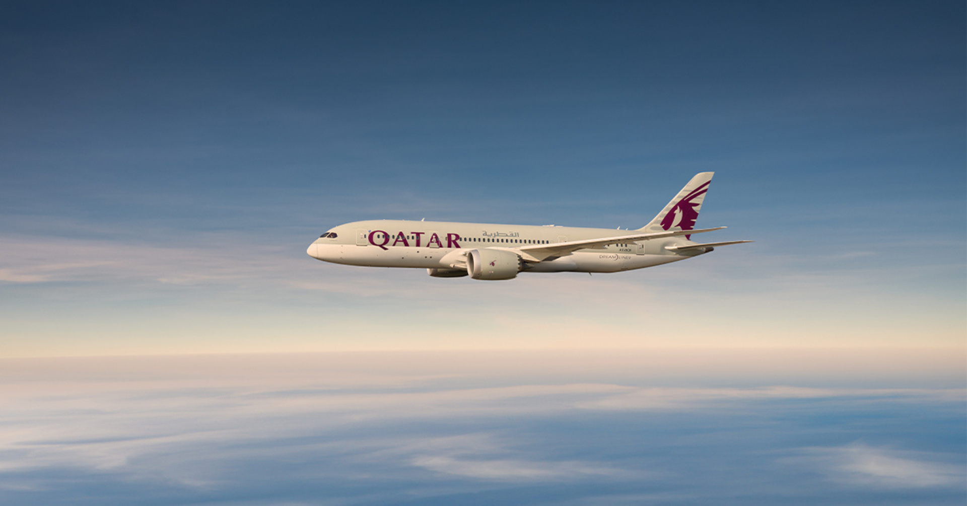 A Qatar Airways está elevando a experiência de fidelidade com o Infinite Awards, uma ferramenta de inteligência artificial que funciona como um treinador pessoal de recompensas para membros do Privilege Club.

Apresentada no Arabian Travel Market 2026, em Dubai, a novidade promete ajudar viajantes a descobrir destinos, encontrar formas personalizadas de acumular Avios e resgatar recompensas mais rápido.

Além dela, a companhia também revelou o Q Search, uma busca inteligente que responde dúvidas sobre produtos e serviços diretamente no site da Qatar Airways.