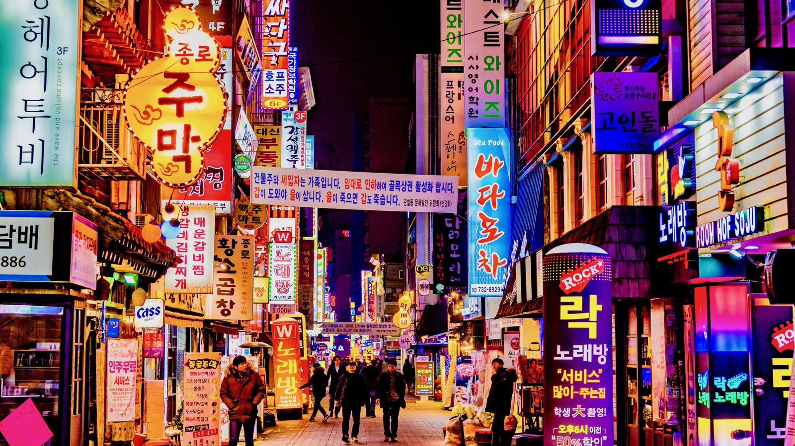A autoridade de comunicações da Coreia do Sul multou Apple e Google após concluir que as empresas violaram a Lei de Negócios de Telecomunicações do país com práticas em suas lojas de aplicativos. O Google recebeu uma multa de 42,9 bilhões de won, enquanto a Apple terá de pagar 20,81 bilhões de won.

A Comissão de Mídia e Comunicações da Coreia determinou que as empresas aceitem pagamentos externos, revisem seus procedimentos de análise de apps e acabem com a discriminação entre desenvolvedores nacionais e estrangeiros. É uma resposta regulatória forte contra o controle das lojas de apps e as regras de pagamento obrigatório dentro dos aplicativos.
