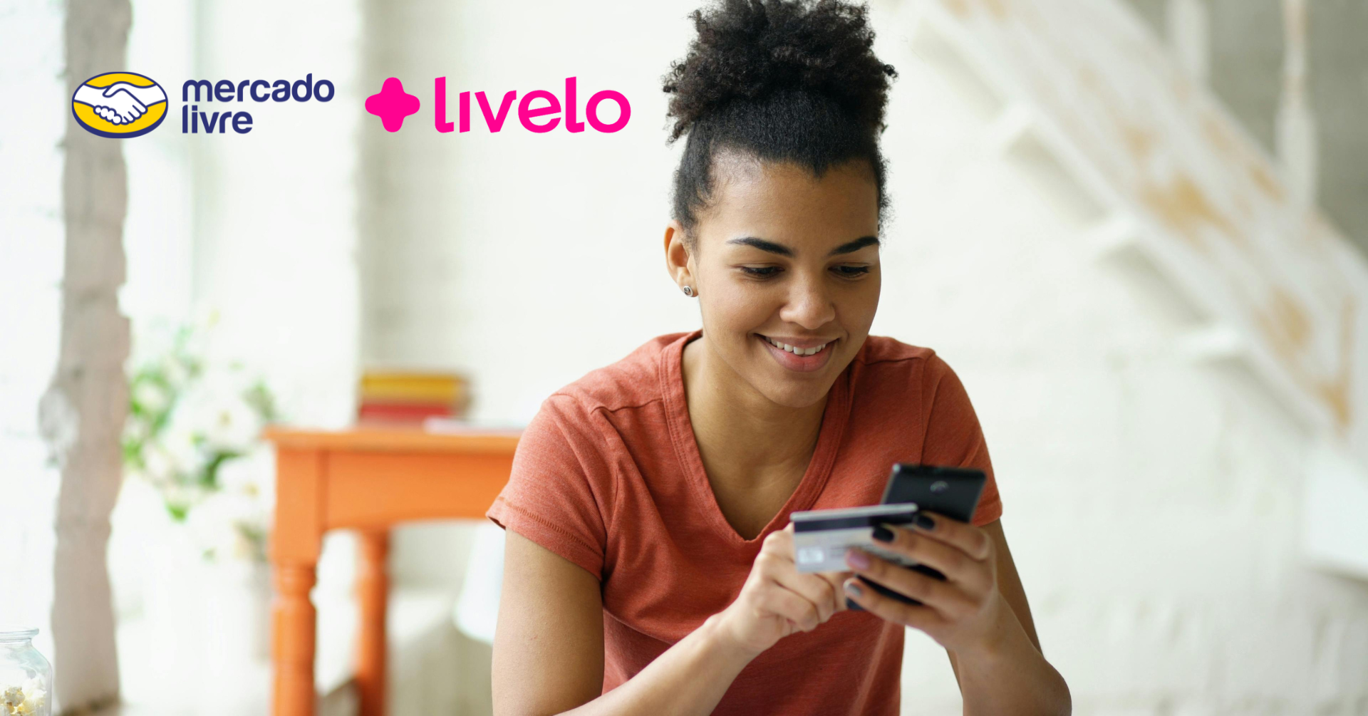 A Livelo transformou sua próxima compra em uma chuva de pontos: até segunda-feira, 12 de outubro, você acumula até 2 pontos Livelo por real gasto no Mercado Livre.

Quem compra pela primeira vez leva o melhor prêmio com o cupom COMPRANOML, que garante 50% de desconto em itens selecionados a partir de R$ 30. Também rola o LIVELOBRINCAR, com 15% off em brinquedos em compras acima de R$ 49.

Os pontos caem na sua conta em até 40 dias, e o cupom de brinquedos acaba em 12 de outubro, então corra para empilhar economia e recompensas de uma só vez.