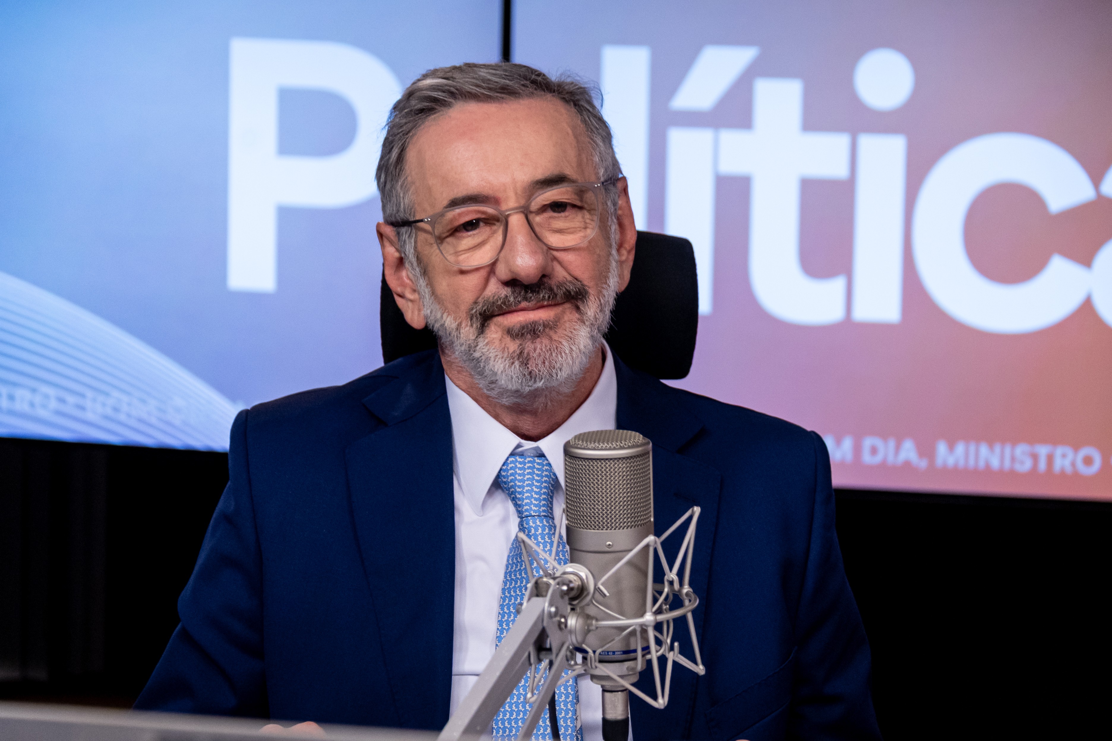 A guerra comercial entre EUA e Brasil esquentou. Depois da conversa entre Lula e Trump, o governo brasileiro deixou clara a missão: ampliar a lista de exceções ao tarifaço. O jogo diplomático pode mudar o rumo de bilhões em negociações.

Com tarifas que chegam a 37,5% sobre produtos brasileiros, setores como calçados, máquinas, madeira e açúcar estão na linha de frente. O Brasil não recuou — vai à luta por condições mais justas e contra o protecionismo agressivo de Washington.
