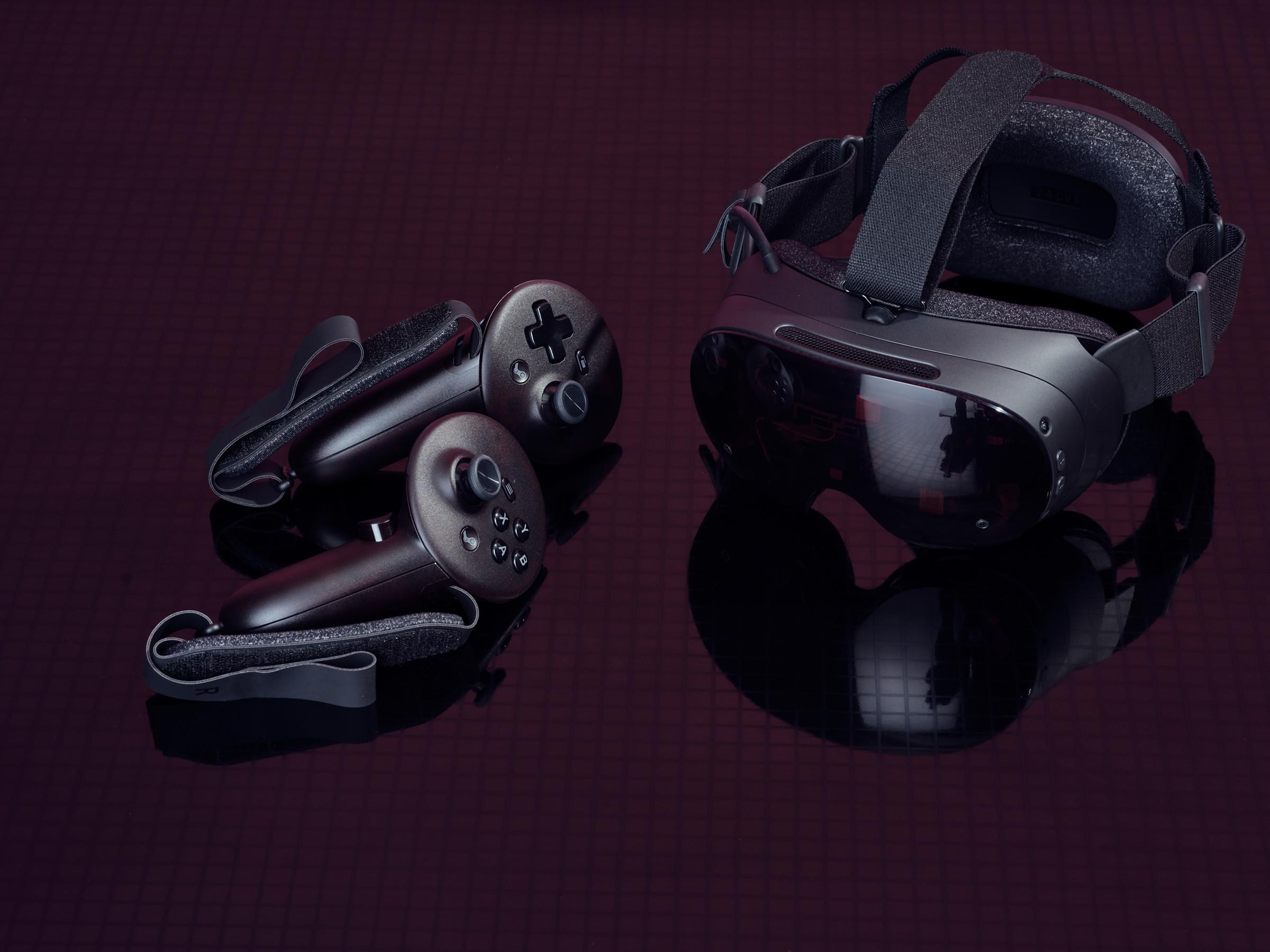 A Valve finalmente revelou o Steam Frame, seu headset de realidade virtual sem fio, e o anúncio vem com um número que dói: o preço de US$ 1.059. A empresa admite abertamente que queria lançar algo bem mais acessível, mas a disparada dos mercados globais de memória RAM e armazenamento teria forçado a sua mão, deixando os jogadores para pagar a conta.

No papel, o aparelho impressiona. Ele traz o chip Qualcomm Snapdragon 8 Gen 3 com 16GB de RAM, faz streaming de jogos de PC sem fio por Wi-Fi ou pelo dongle de 6GHz incluído, e ainda roda Half-Life: Alyx de forma nativa. A Valve diz que lutou muito para chegar a esse preço e dá a entender que vende perto do custo, mas se acomodar com um valor alto não é o mesmo que tornar a realidade virtual de ponta acessível a quem mantém essa indústria viva.

Essa é a verdade incômoda do hardware de games atual: quando os preços de memória e armazenamento disparam, as corporações repassam o aperto direto ao consumidor enquanto seguem perseguindo margens de lucro. Headsets caros significam público menor, menos apostas criativas ousadas e um hobby cada vez mais reservado a quem pode pagar.