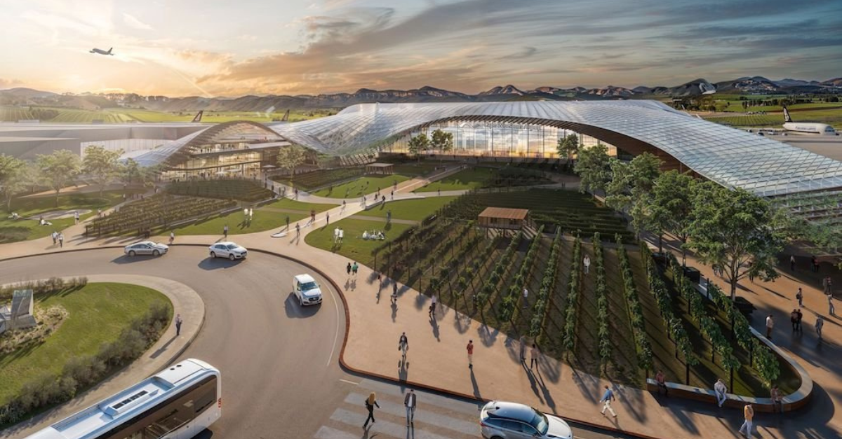 A Cidade do Cabo está prestes a ganhar um upgrade de peso na aviação. O Cape Winelands Airport será transformado a partir do histórico Fisantekraal Airfield em um portal comercial completo, pronto para voos domésticos e internacionais, além de operações de carga. O projeto inclui uma pista preparada para aeronaves de fuselagem larga e novos pátios que podem abrir mais rotas diretas pela África e além.

A expansão promete um novo terminal de passageiros com áreas de check-in, bagagens e segurança, além de hangares, infraestrutura de abastecimento, capacidade para combustível sustentável de aviação (SAF), hotel, heliporto e espaço logístico. Com cinco grandes companhias aéreas já assinadas, o projeto quer dar à Cidade do Cabo um poderoso segundo aeroporto e um novo impulso para voos de longa distância.