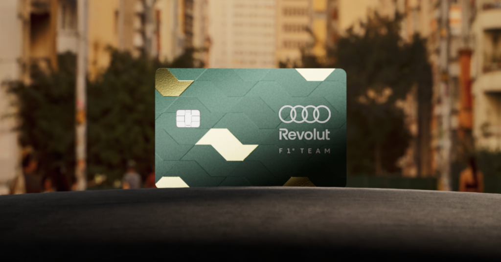 A Revolut transforma o GP de São Paulo em um momento fintech com um cartão de edição especial criado em parceria com a Audi Revolut F1 Team. Inspirado no icônico padrão geométrico do Piso Paulista, o cartão tem acabamento brilhante e tátil, bordas douradas premium e o logotipo da equipe, levando a energia das ruas de São Paulo para a carteira dos fãs.

Os interessados podem entrar na lista de espera antes do fim de semana da corrida, que acontece de 6 a 8 de novembro. O cartão custa R$ 119,00 mais taxas de entrega e está disponível para clientes maiores de 18 anos. O lançamento acompanha a expansão da Revolut no Brasil, com destaque para a Conta Global multimoeda, IOF zero na compra de moeda estrangeira e a ampliação da função crédito.