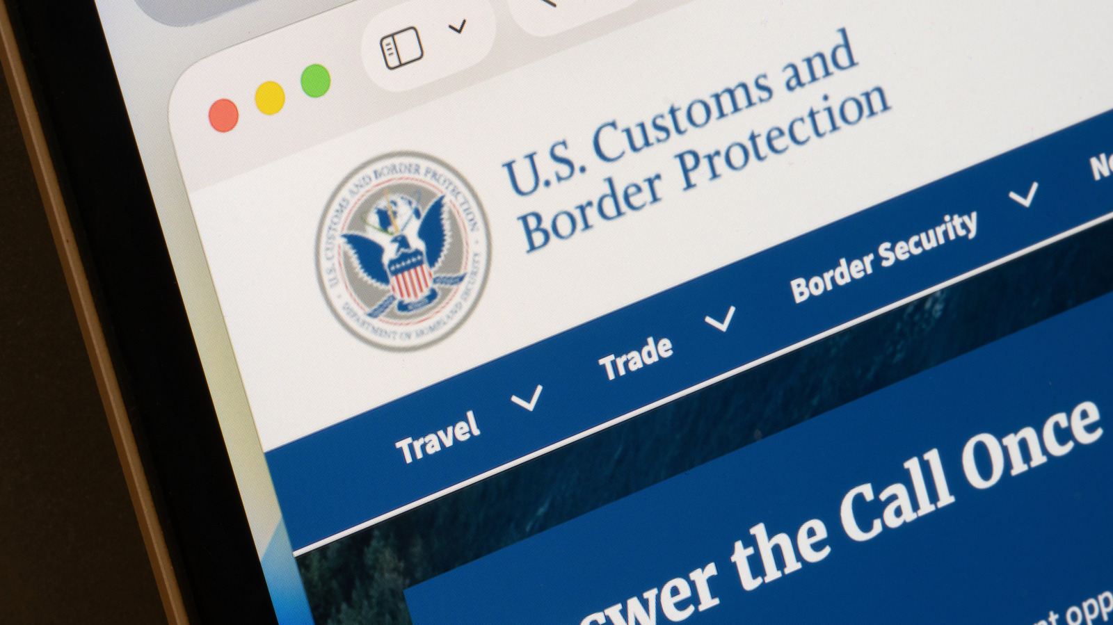 Arquivos obtidos via Lei de Acesso à Informação revelam um padrão preocupante dentro da Alfândega e Proteção de Fronteiras dos EUA (CBP): agentes teriam usado bancos de dados do governo para espionar familiares, tentar marcar encontros e até repassar dados de travessias de fronteira a suspeitos de tráfico de drogas. Os registros, de 2009 a 2022, mostram como o enorme arsenal de vigilância da agência foi abusado para fins pessoais e condutas criminosas.

Dos 300 incidentes analisados, 138 foram encaminhados à gestão da CBP e 78 a investigadores criminais, enquanto dezenas não foram investigados. As revelações acontecem em um momento em que o DHS opera um dos maiores sistemas de vigilância do mundo, levantando alertas sobre privacidade, controle e o poder desenfreado da tecnologia de segurança de fronteira.