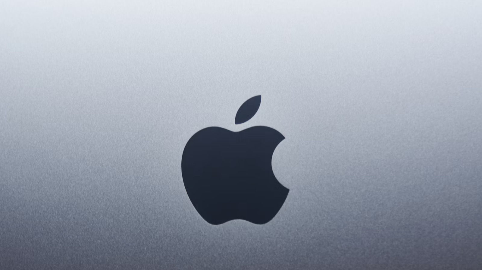 A vulnerabilidade no Compartilhamento de Tela do macOS, corrigida pela Apple há algumas semanas, deixou de ser apenas um aviso — agora ela está sendo explorada ativamente. Autoridades de segurança dos Países Baixos confirmaram ataques a vários sistemas, com invasores obtendo acesso root e instalando softwares de mineração de criptomoedas nas máquinas das vítimas.

Essa falha crítica (CVE-2026-65400) permite que um invasor da rede entre em qualquer conta sem saber a senha, assumindo o controle total do dispositivo. Se você usa Tahoe, Sequoia ou Sonoma, atualize o macOS agora, desative o Compartilhamento de Tela se não precisar dele e mantenha a porta 5900 fechada para se proteger.