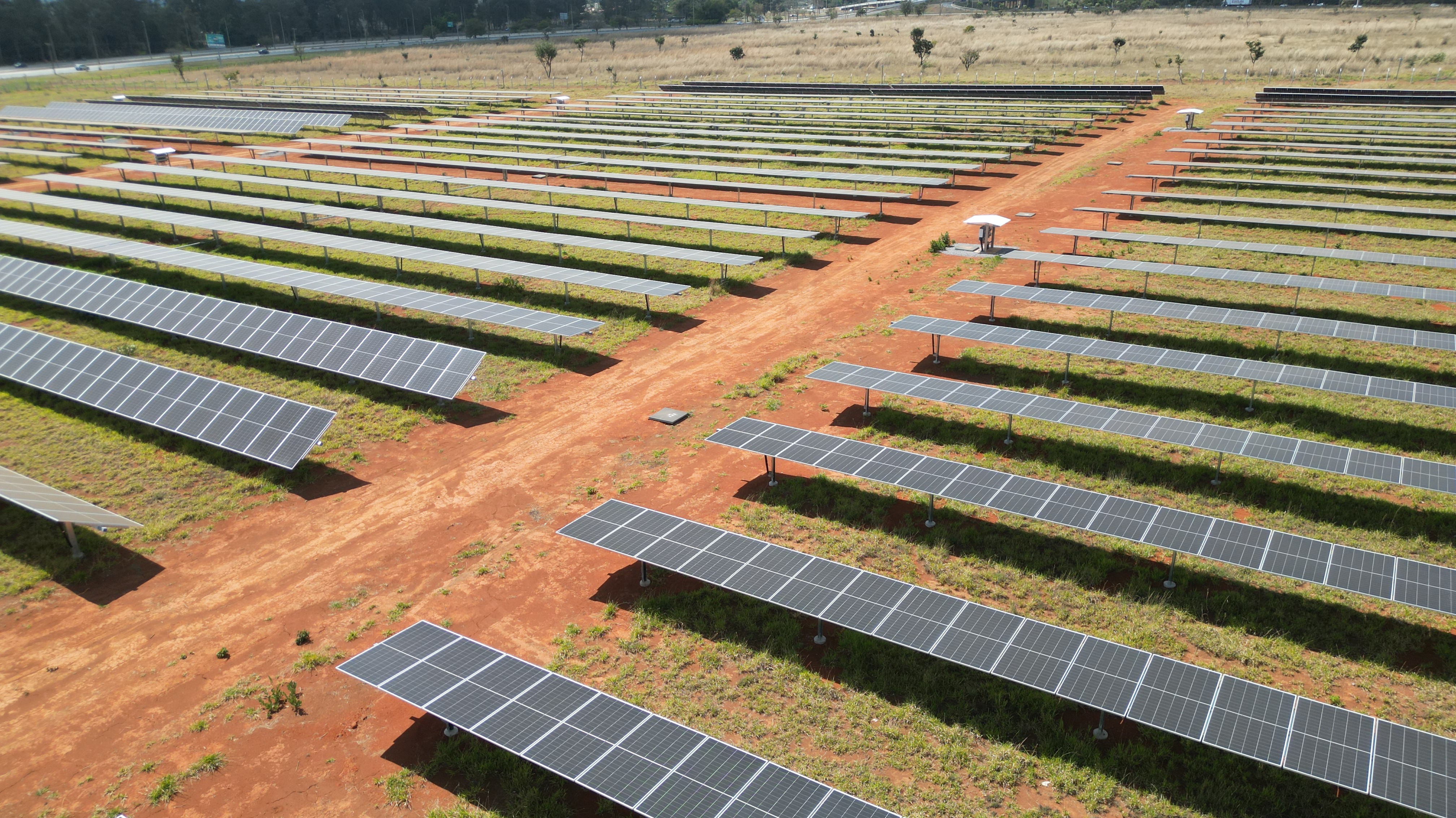 O Tribunal Superior Eleitoral acaba de entrar para a história ao realizar suas eleições com 100% do consumo de energia compensado por geração solar. Uma nova usina fotovoltaica em Brasília, com 5.628 painéis distribuídos em cerca de nove hectares, agora abate todo o consumo elétrico do tribunal por meio de geração compartilhada, transformando o excedente em créditos.

Os números impressionam: cerca de R$ 745 mil economizados por ano, uma redução estimada de 11,5% no custo com energia e aproximadamente 18,5 mil toneladas de CO2 evitadas ao longo dos 30 anos de vida útil da usina. É a prova de que o dinheiro público pode servir ao mesmo tempo às pessoas e ao planeta.

O modelo já avança pelo Judiciário brasileiro, mostrando que energia limpa e responsabilidade fiscal podem caminhar juntas em vez de competir entre si.