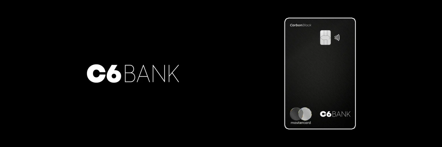 O C6 Bank divulgou a lista completa de parceiros de transferência do Átomos para 2026, e o time é forte: Livelo, LATAM Pass, Smiles, Azul Fidelidade, TAP Miles&Go, Passaporte Decolar e Dotz recebem os pontos com paridade limpa de 1:1, com transferências mínimas a partir de apenas 100 pontos para Azul, Dotz e LATAM Pass.

O grande atrativo é a flexibilidade. Os pontos entram rápido, sem esperar o fechamento da fatura, não expiram e o C6 Carbon começa em 2,5 pontos por dólar gasto, com aprovação bem mais fácil que a concorrência premium. As campanhas de bônus frequentes para Smiles, LATAM Pass e Azul Fidelidade fazem do Átomos um dos programas mais rastreáveis para quem está montando uma estratégia de milhas.

Se o programa que você quer não é parceiro direto do Átomos, passar pela Livelo antes pode abrir a porta, mas confira sempre se a paridade compensa antes de mover qualquer ponto. Sem burocracia e generoso nos prazos, o Átomos é um concorrente sério para quem ainda não tem os melhores cartões do mercado.