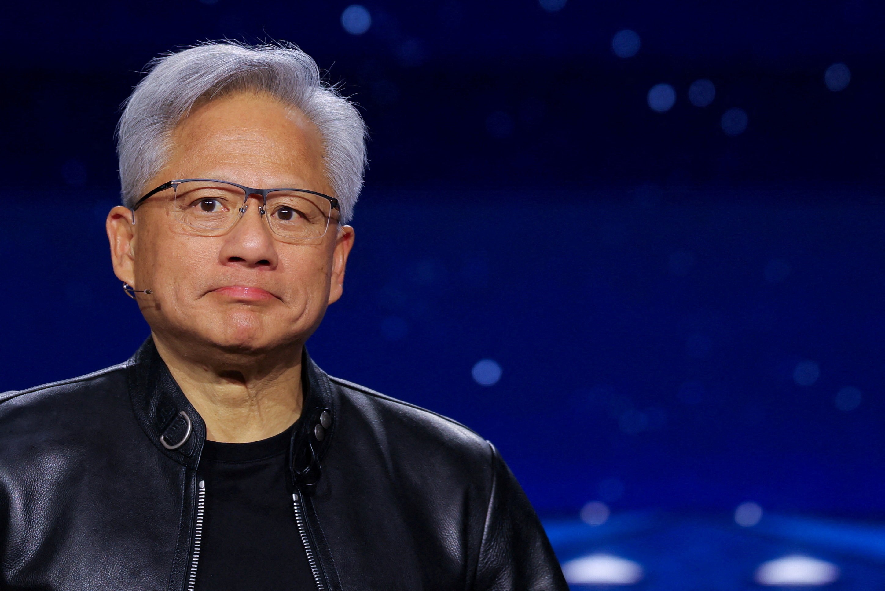O CEO da Nvidia, Jensen Huang, rejeitou publicamente o temor de que a inteligência artificial possa destruir a humanidade nesta década. Na visão dele, há '0% de chance' de a tecnologia provocar o fim do mundo até 2030, e ele se alinhou a quem quer que o desenvolvimento continue acelerando.

A declaração cai no meio de um debate acalorado. Executivos da Anthropic, OpenAI, xAI e Google DeepMind defendem um ritmo mais lento e seguro de desenvolvimento, enquanto Mark Zuckerberg, da Meta, afirma que as regras do mercado e o risco de processos são proteção suficiente.

O embate escancara uma divisão crescente sobre quem decide a velocidade da IA, e o que acontece quando as travas de segurança respondem ao lucro em vez da cautela.