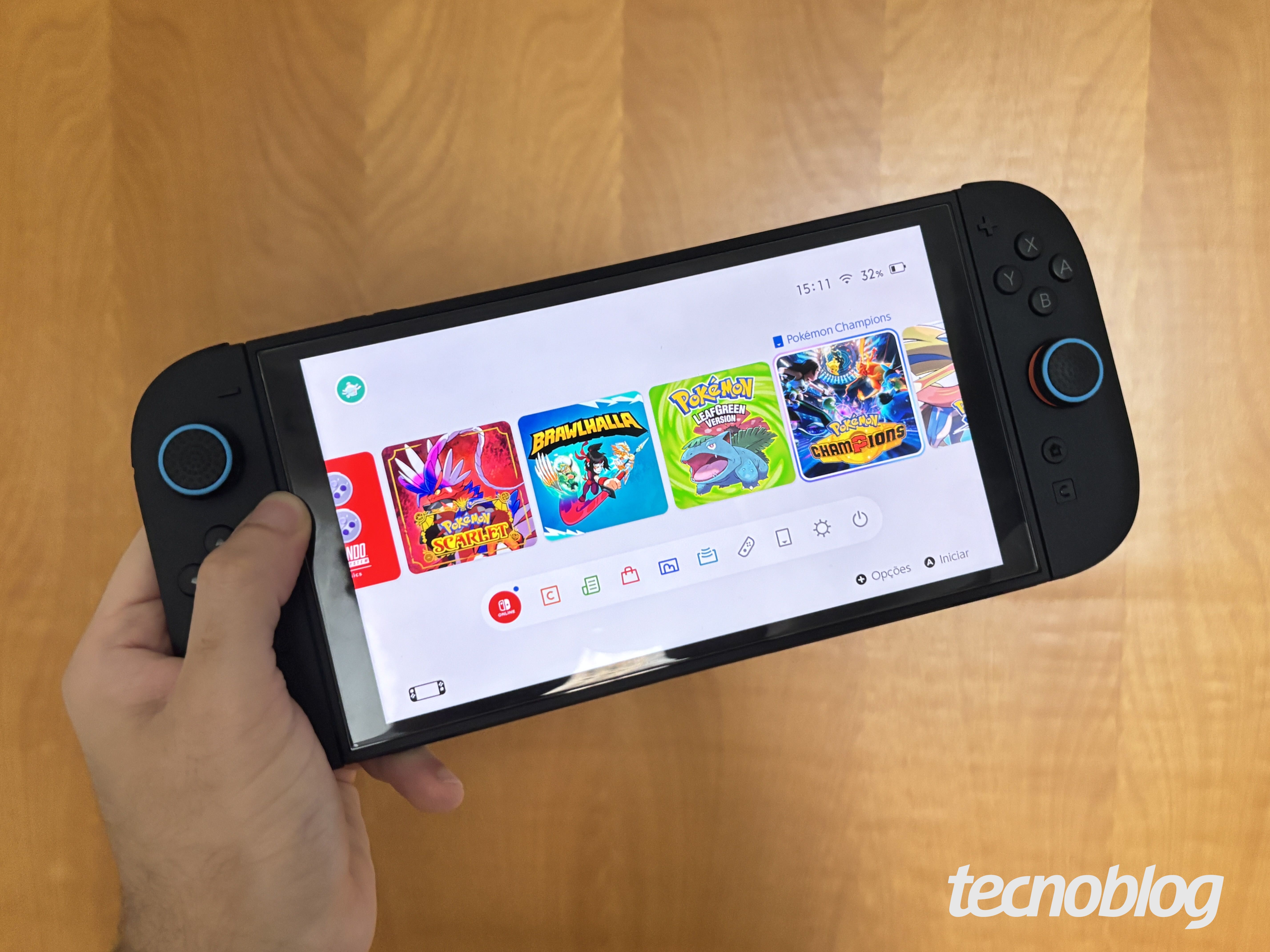 O Nintendo Switch 2 chegou, e a diferença entre as gerações é maior do que se imaginava. O raio-x completo mostra tudo: tela de 7,9 polegadas Full HD a 120 Hz com VRR, o novo chip Nvidia Tegra T239 com Ray Tracing e DLSS, 12 GB de RAM, 256 GB de armazenamento UFS e suporte a microSD Express. No dock, o console entrega 4K com HDR.

Os Joy-Con 2 trocam o trilho por encaixe magnético, ganham o botão C para o GameChat e ainda funcionam como mouse para jogos de tiro e estratégia. Wi-Fi 6, Bluetooth 5.2 e bateria de 5.220 mAh fecham um upgrade gigantesco em relação ao modelo original.

Mas sejamos honestos: hardware bonito não significa nada quando quem faz os jogos é tratado como descartável. Demissões em massa e fechamentos de estúdios movidos por lucro seguem esvaziando a indústria, e nenhum teraflop substitui o talento criativo que está sendo empurrado para fora. Compre o console se quiser, mas exija mais para os desenvolvedores que o tornam digno de ser comprado.
