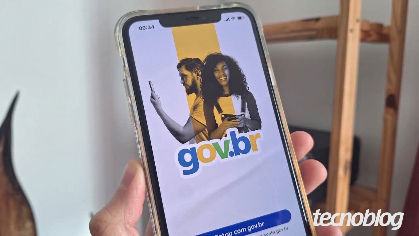 A Carteira de Identidade Nacional (CIN) está se tornando uma chave mestra para o governo digital brasileiro. O documento, regulamentado em 2022 e oferecido por todos os estados desde 2024, agora pode elevar a conta Gov.br direto para o nível Ouro, o mais alto grau de validação e confiança da plataforma.

A conta Ouro é o que separa o cidadão de uma série de serviços que continuam bloqueados para quem está no Bronze, de benefícios a solicitações de documentos oficiais. Segundo o Ministério da Gestão e da Inovação, 64 milhões de pessoas já têm a CIN, mas 22 milhões ainda não a usaram para subir de nível, deixando 16 milhões presos no Bronze e 6 milhões no Prata.

A atualização é rápida e gratuita: abra o aplicativo Gov.br, escolha a opção de aumentar o nível da conta, leia o QR Code impresso na CIN e conclua com o reconhecimento facial. É um passo enorme rumo a uma identidade digital única e segura para cada brasileiro.