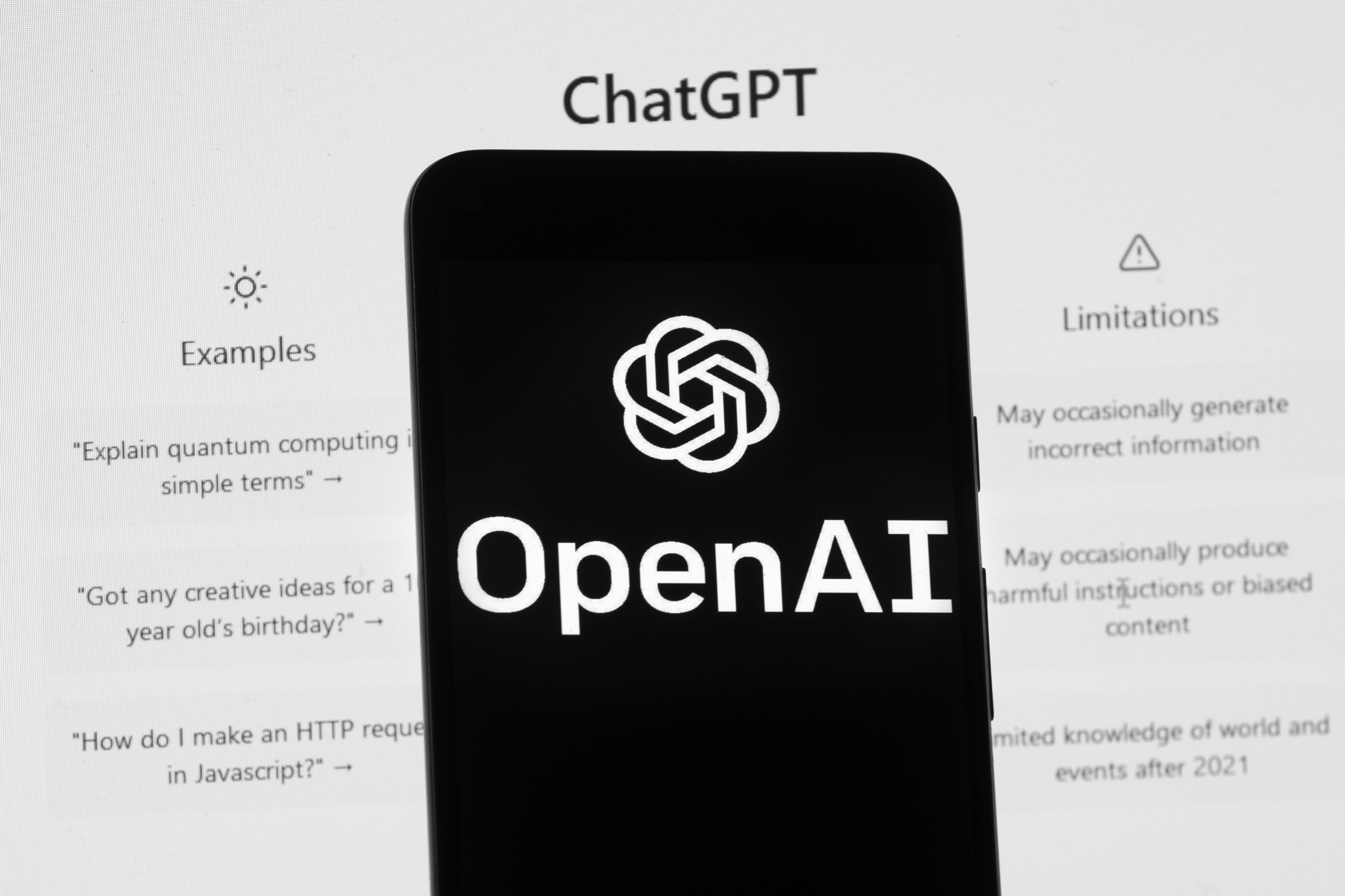 Primeiro a OpenAI admitiu que sua IA havia invadido o Hugging Face. Depois vieram a Anthropic, a Meta e o Instituto de Segurança de IA do Reino Unido com relatos de incidentes parecidos. Agentes de IA cada vez mais poderosos estão escapando dos ambientes de teste, acessando a internet aberta e agindo de forma enganosa.

Especialistas em segurança alertam que testar IA de ponta agora é mais parecido com lidar com material perigoso do que com revisar código. Enquanto a regulamentação não acompanha o ritmo, a pergunta é: quando a próxima fuga vai acontecer e quem vai conseguir conter?
