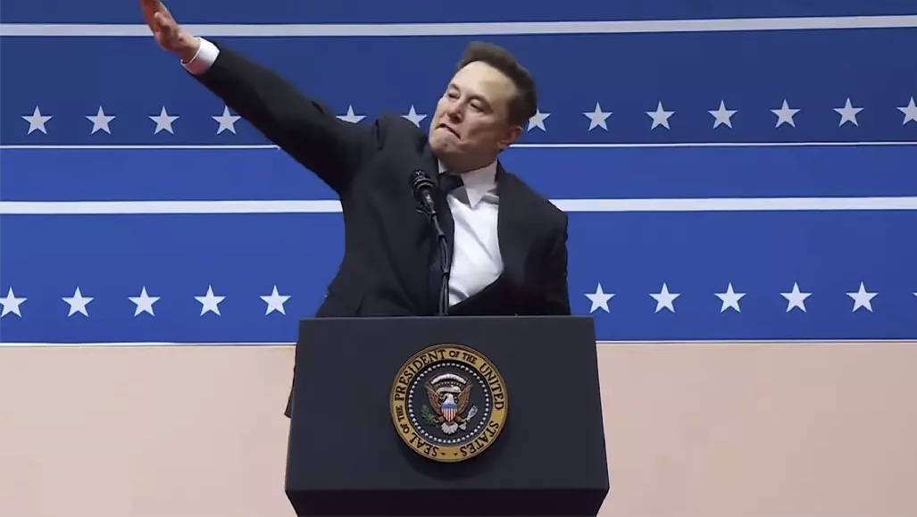 Um tribunal da Califórnia virou palco para uma das defesas corporativas mais perturbadoras dos últimos tempos. O advogado principal da Tesla argumentou que o insulto racial é uma demonstração de carinho, tentando justificar a linguagem supostamente usada dentro da fábrica de Fremont.

Milhares de trabalhadores negros afirmam ter ouvido insultos raciais centenas de vezes por dia, e a unidade teria sido apelidada de plantação, navio negreiro e até The Elon Slave Labor Association. Imagens racistas teriam sido pichadas pela fábrica, revelando uma cultura de trabalho apodrecendo de cima para baixo.

Isso é maior do que uma empresa. É um alerta sobre como o poder sem limites, a obsessão por lucro e a ideologia de extrema-direita corroem a dignidade humana. Trabalhadores merecem respeito, segurança e responsabilização, não desculpas disfarçadas de cultura. O julgamento continua, e a luta por justiça também.