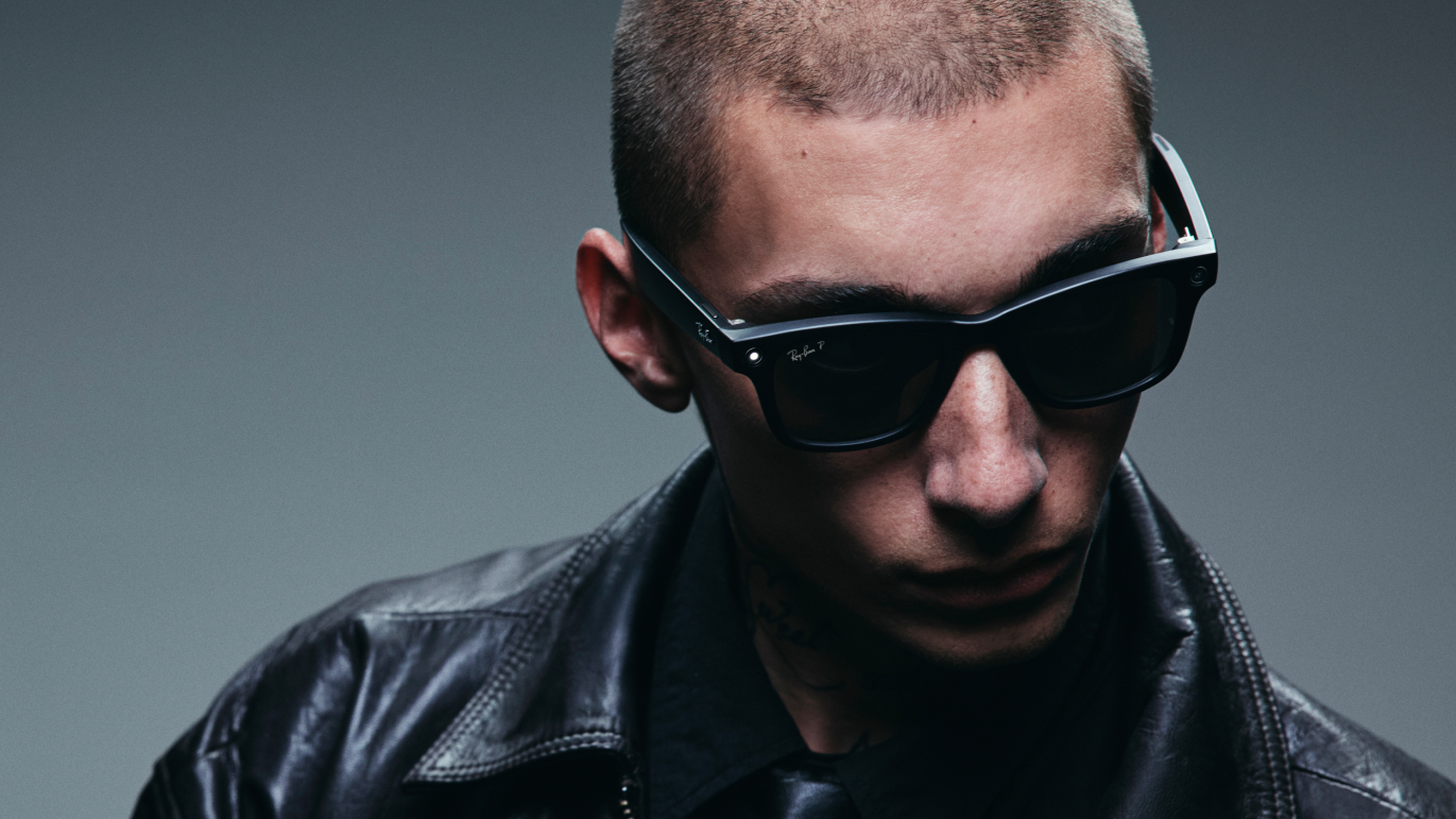 A Meta acaba de confirmar uma falha preocupante nos seus óculos inteligentes Ray-Ban: os dispositivos captaram áudio e geraram transcrições mesmo quando os donos jamais disseram o comando de ativação, Hey Meta. As gravações apareceram dentro do app Meta AI depois de uma atualização recente de firmware, e os relatos explodiram no Reddit.

Um usuário afirma que o LED branco de captura até acendeu durante algumas dessas gravações indesejadas, tudo isso com o recurso de mãos livres supostamente desligado. A Meta garante que o problema foi corrigido e que dá para revisar e excluir os registros de voz nas configurações do app, mas o dano à confiança já está feito.

É o capítulo mais recente de uma longa lista de escândalos de privacidade envolvendo os óculos com câmera, de pessoas filmando estranhos sem consentimento a funcionários terceirizados analisando cenas íntimas. Com órgãos reguladores e entidades de defesa do consumidor se aproximando, a pergunta é direta: quanta vigilância você aceita carregar no rosto, e quem decide isso? Seus dados merecem proteção de verdade, e ferramentas como a ProtonVPN são um primeiro passo para retomar o controle.