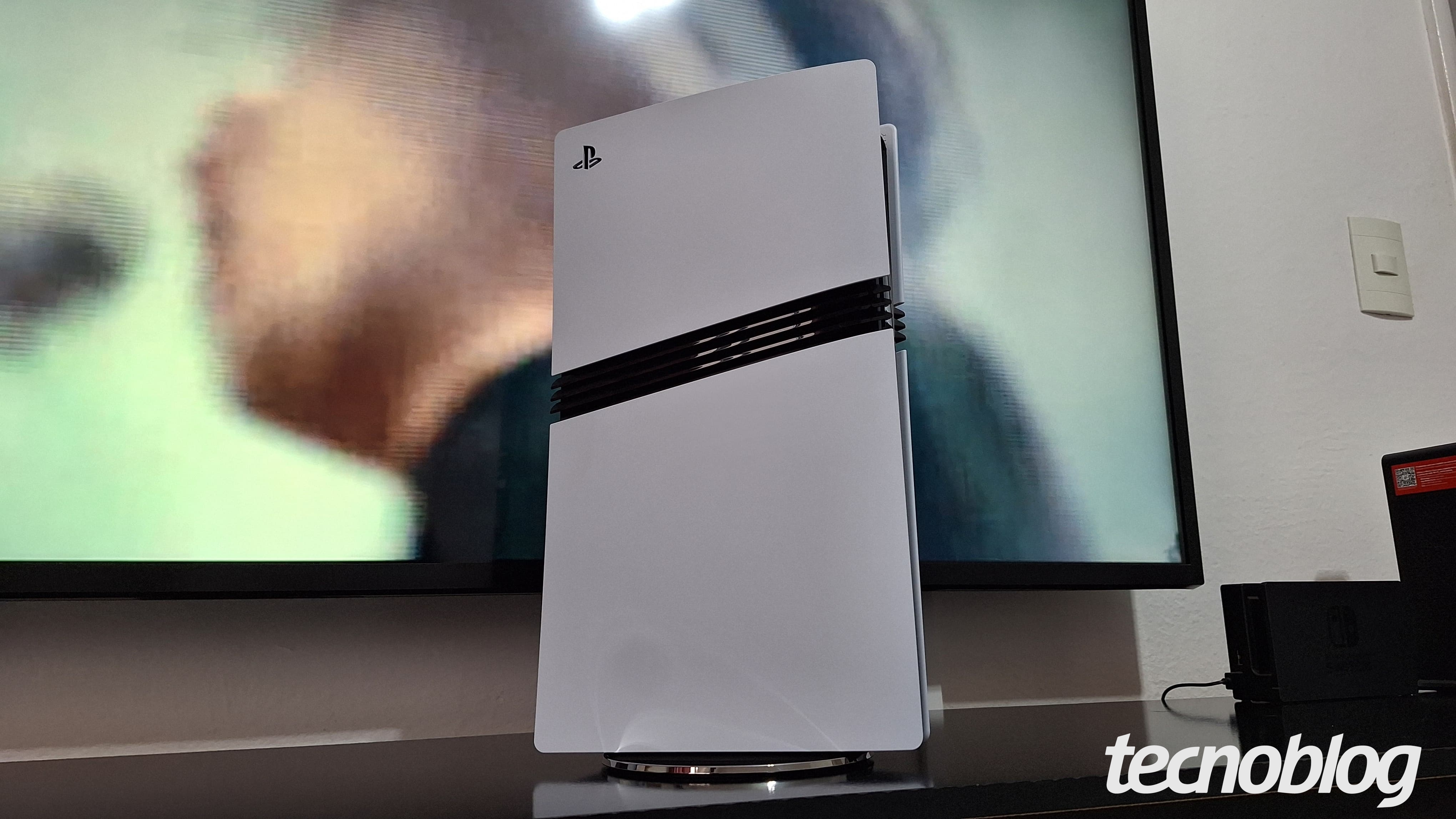 A Sony acaba de revelar uma das medidas mais ousadas e questionáveis do mercado de games. No Japão, agora você precisa comprovar que jogou pelo menos 60 horas em um PS4 ou PS5 nos últimos 12 meses só para ter direito de comprar o PS5 Pro, e mesmo assim precisa ser sorteado em uma loteria para conseguir pagar pelo console.

A empresa vende a ideia como uma forma de combater revendedores e administrar o estoque escasso, mas na prática confirma que uma crise de oferta empurra o problema para cima de quem joga. Com GTA 6 chegando e a demanda prestes a explodir, a Sony indicaria que a escassez deve seguir até 2027, prova de que a lógica corporativa e a proteção do lucro vêm sempre antes da paixão de quem ama videogame.

Nos Estados Unidos, consumidores seguem penando para encontrar o console, enquanto no e-commerce brasileiro o PS5 Pro aparece tranquilamente por valores a partir de R$ 7.599, sem qualquer exigência desse tipo. É o retrato de um acesso ao jogo racionado por estratégia de mercado, e não por vontade de jogar.