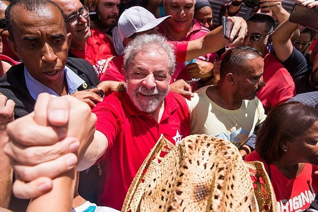 A menos de um mês do primeiro turno, Paulo Kliass entrega um texto contundente: a eleição brasileira não é apenas mais uma disputa eleitoral, é uma escolha entre civilização e barbárie. A candidatura do filho de Bolsonaro representa um risco real de retrocesso político-institucional, e a democracia brasileira está em jogo.

O autor não esconde as críticas ao terceiro mandato de Lula — o arcabouço fiscal, as promessas não cumpridas e os juros altos que sufocam as famílias de baixa renda. Mas alerta: ficar em casa, votar nulo ou dispersar o voto progressista só abre caminho para a extrema direita. A saída é eleger Lula e fortalecer uma bancada autêntica de esquerda no Congresso.

Democracia é coisa frágil, e defendê-la exige posicionamento. Este artigo é um chamado para isso.