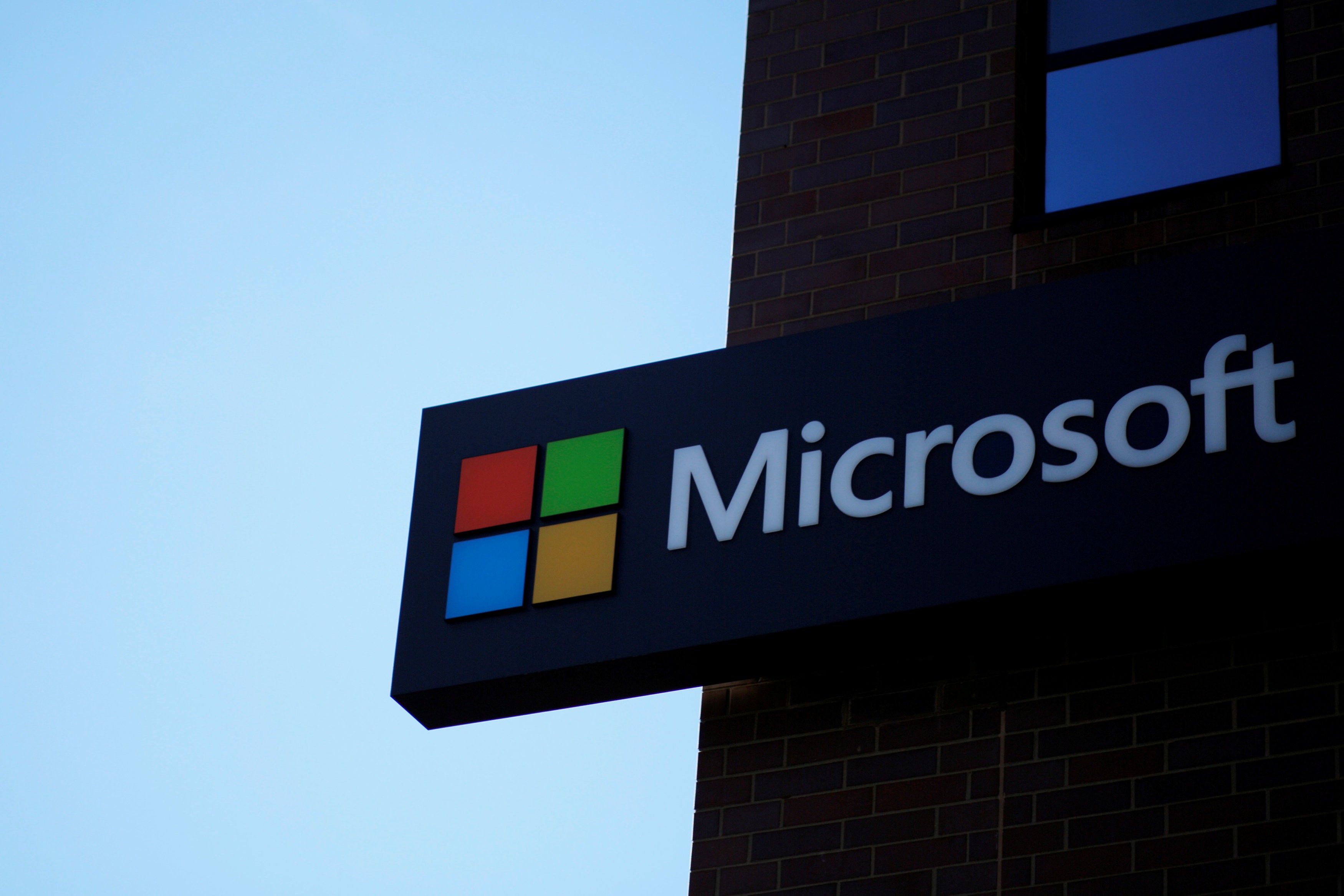 Um diretor de ciência aplicada da Microsoft teria classificado o uso de milhões de reportagens do New York Times para treinar modelos de inteligência artificial como 'um roubo impressionante de proporções sem precedentes', possivelmente 'o maior roubo de trabalho da história da humanidade'.

A declaração aparece no processo que o jornal move contra a OpenAI e a Microsoft, acusando as empresas de alimentar o ChatGPT com jornalismo protegido por direitos autorais sem permissão nem pagamento. Outros grupos de mídia já aderiram à ação e pedem indenização por cada artigo usado.

Enquanto a disputa caminha para uma decisão que não deve sair antes de 2027, cresce o debate sobre fair use, dados de treinamento de IA e o futuro do jornalismo.