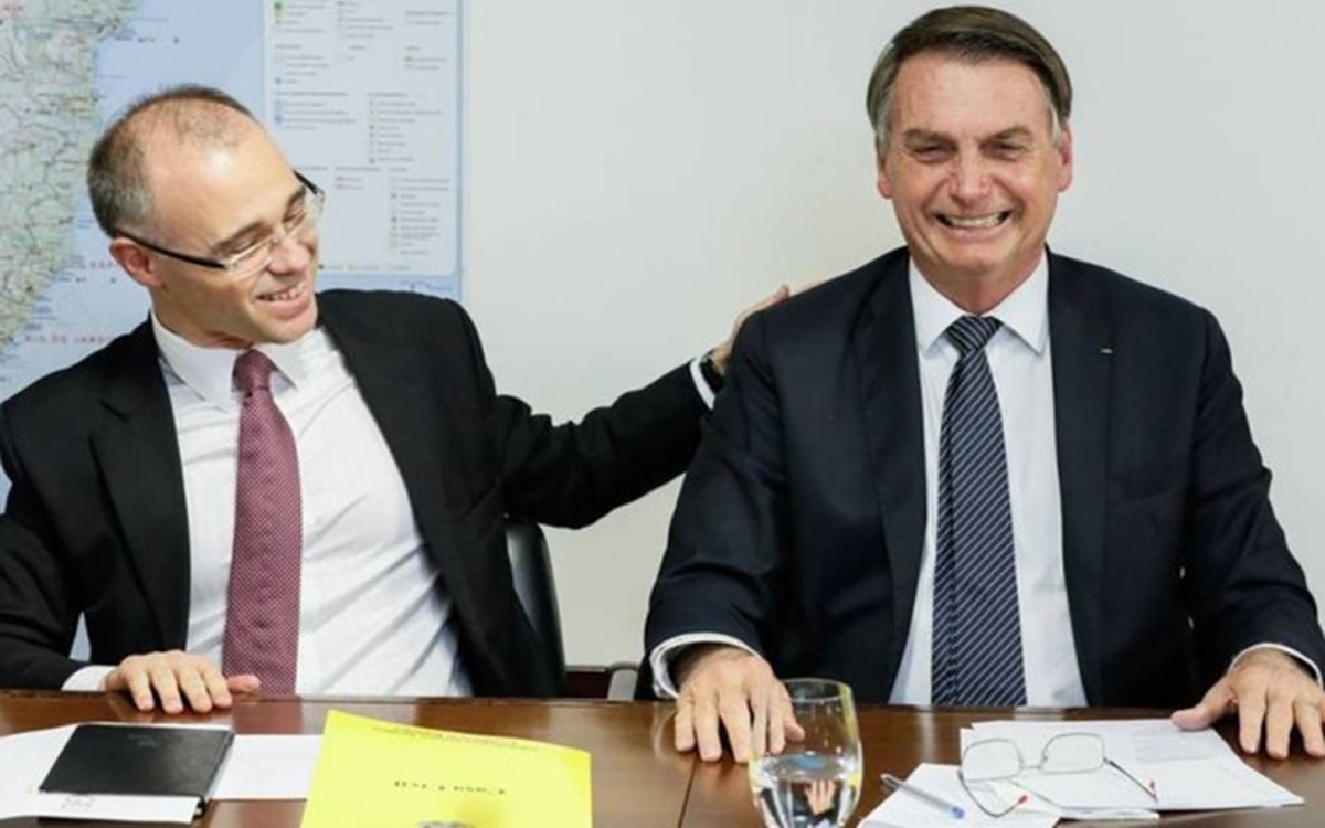 Uma nova bomba nos mundos político e financeiro do Brasil: o Conselho Federal de Contabilidade (CFC) desembolsou R$ 1,73 milhão em dois contratos com o ITER, instituto ligado ao ministro do STF André Mendonça — exatamente o relator do núcleo criminal do escândalo do Banco Master.

Os contratos são reveladores: R$ 349,8 mil para um curso de 'Oratória' ministrado pelo próprio Mendonça e R$ 1,38 milhão para uma imersão de liderança com a 'Conferência Magna' dele. Enquanto isso, o CFC fiscaliza as gigantes de auditoria (KPMG, EY, PwC, Crowe) que carimbaram balanços fraudulentos com até R$ 45 bilhões em créditos de carbono falsos. Cheiro de conflito de interesses e impunidade.