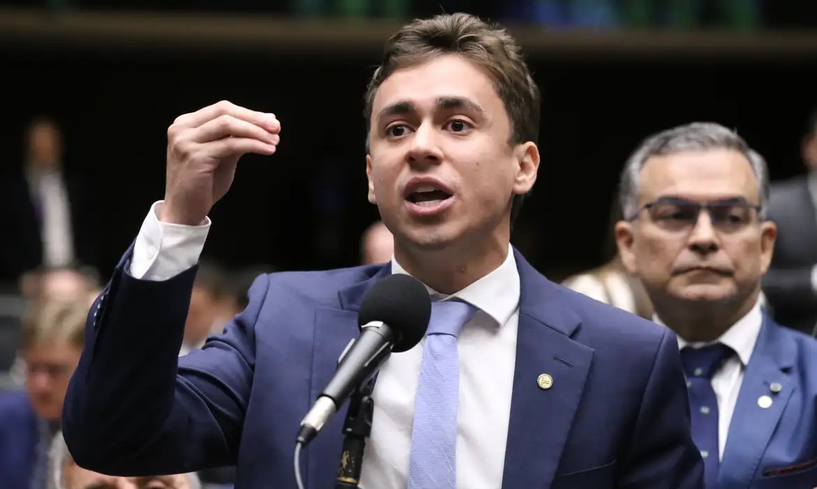 A Justiça Eleitoral de Minas Gerais mandou o ICL Notícias tirar do ar uma reportagem explosiva sobre o deputado de extrema direita Nikolas Ferreira e o banqueiro Daniel Vorcaro. O veículo tem 24 horas para remover o texto e cinco publicações nas redes sociais — mas afirma que não vai entregar a fonte e já prepara recurso.

A reportagem é sustentada pela transcrição oficial de um áudio enviado por Ferreira a Vorcaro em março de 2025. O conteúdo também menciona um pedido envolvendo a liberação de um ativo minerário ligado a um ex-assessor do deputado. Nikolas contestou na Justiça até uma palavra da conversa — 'lindão' — mesmo ela estando registrada nos autos oficiais da investigação.

Para o ICL, a liminar é censura eleitoral. Obrigar uma redação a apagar uma matéria baseada em documentos oficiais em plena temporada de eleições é um sinal perigoso para a liberdade de imprensa no Brasil. A briga judicial está só começando.