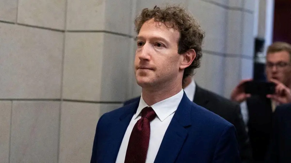 Trinta estados americanos estão levando a Meta ao tribunal por acusações de que Instagram e Facebook foram projetados para viciar usuários jovens, alimentar comparações sociais e prejudicar a saúde mental de adolescentes. Os estados pedem mais de US$ 1 trilhão e exigem mudanças reais: fim da contagem de curtidas, fim da rolagem infinita, verificação parental e remoção de filtros que alteram a aparência.

Se os estados vencerem, a decisão pode forçar uma reformulação completa das redes sociais como conhecemos. Um juiz do Novo México já chamou a Meta de perturbação pública e determinou mudanças parecidas, como limitar notificações para menores. O julgamento é um marco na discussão sobre privacidade digital e o futuro do tratamento das plataformas com os jovens.