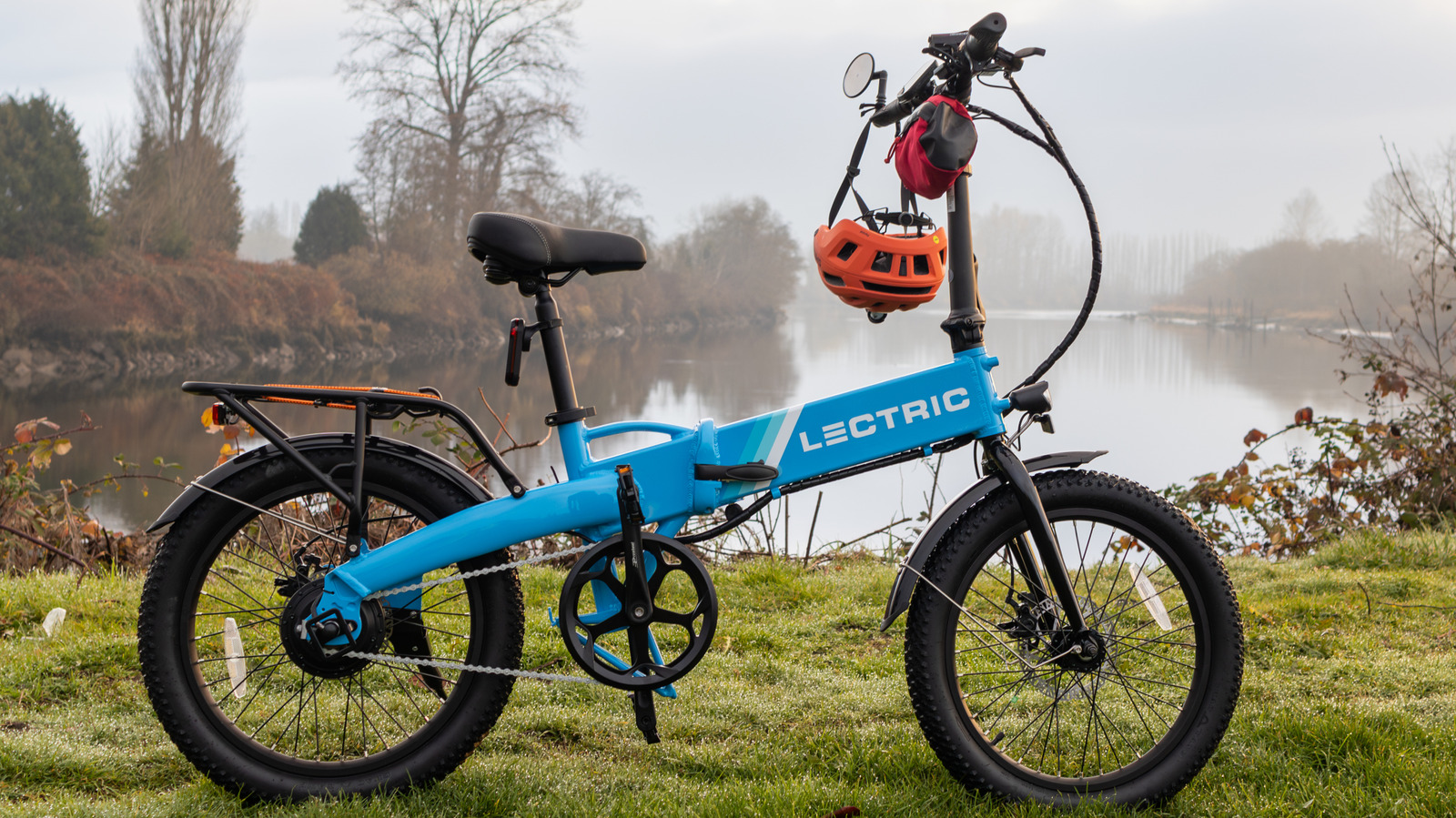 As bicicletas elétricas dobráveis estão sendo vendidas como o truque definitivo para quem tem pouco espaço, combinando assistência motorizada com um quadro que se encaixa em qualquer canto. A promessa é real, mas os compromissos também.

O peso é o primeiro choque de realidade: muitos modelos passam de 27 kg antes mesmo de colocar a bateria, o que os torna um pesadelo para carregar escadas acima ou colocar no transporte público. Rodas menores também transformam asfalto irregular em uma experiência de trepidação, e o preço sobe rápido se você quiser algo realmente leve.

Isso não as torna uma escolha ruim, apenas específica. Teste a dobra, sinta o peso e combine a bike com o seu trajeto real antes de comprar a ideia de conveniência.