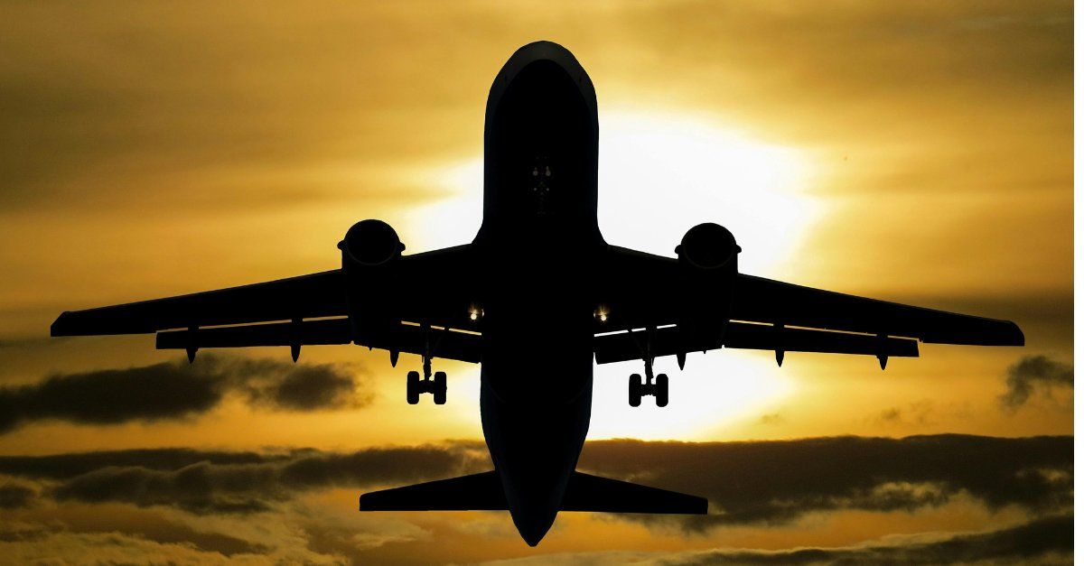 As companhias aéreas brasileiras transformaram seus cartões de crédito em verdadeiras máquinas de acumular milhas, e a linha atual mostra o quanto o mercado de cartões co-branded evoluiu. Toda compra no crédito vira milhas dentro de cada programa de fidelidade, sem precisar transferir depois.

Das opções Azul Itaú, que dão upgrade automático de categoria e bagagem despachada grátis, aos cartões topo de linha Visa Infinite e Mastercard Skyline com acesso a salas VIP, os benefícios só aumentam. Nos níveis mais altos, ainda rolam passagens de acompanhante e upgrades de cabine ao atingir metas de gasto.

O detalhe é a mensalidade, que sobe rápido conforme os benefícios crescem, então o ideal é escolher o cartão de acordo com a frequência com que você voa e gasta no exterior. Para quem viaja para fora, combinar esses cartões com uma conta global como a Nomad ajuda a reduzir os custos de conversão de moeda.