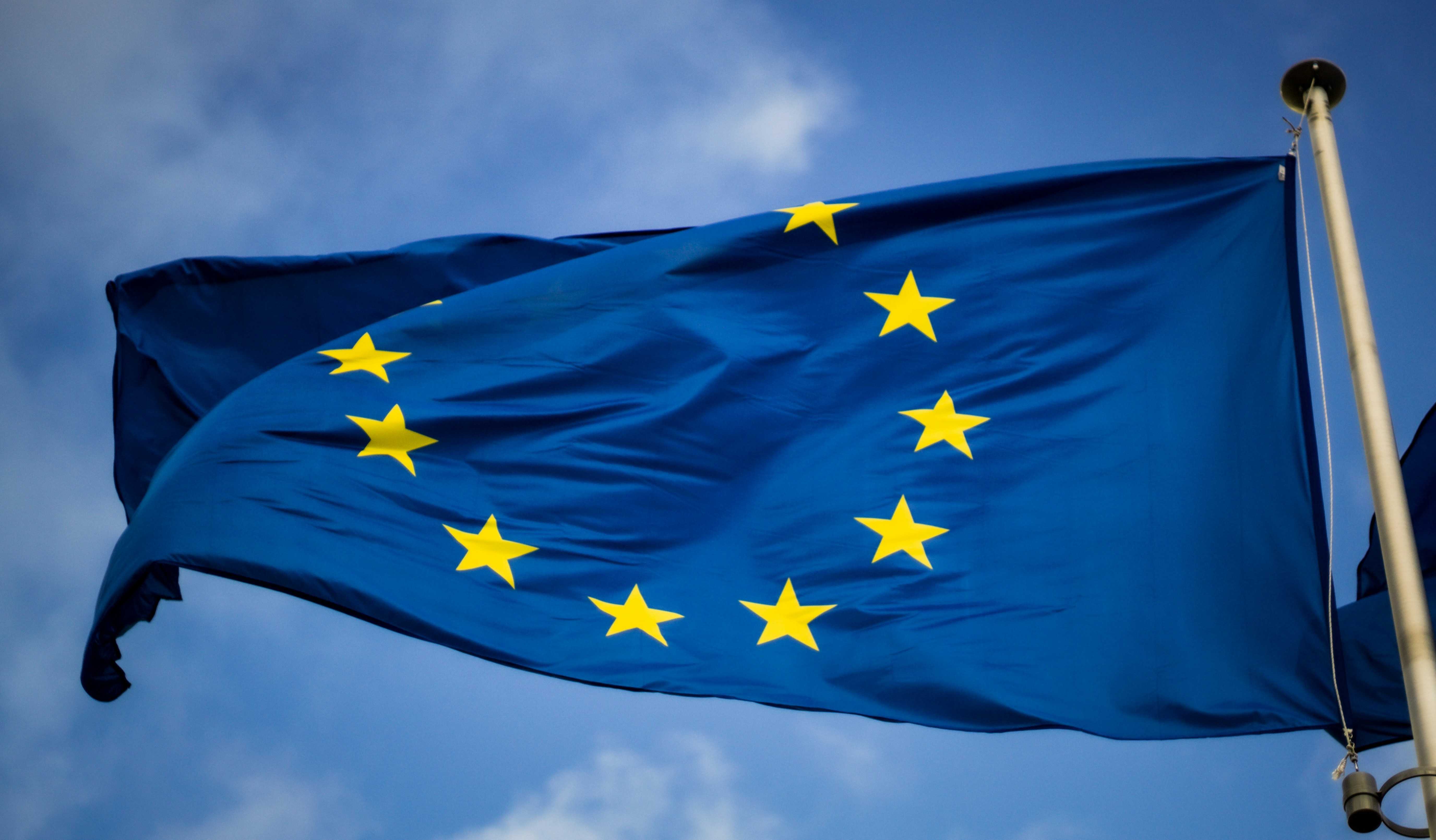 Governos europeus estão adotando o Matrix, padrão de mensagens de código aberto, para retomar o controle sobre comunicações sensíveis e reduzir a dependência das big techs dos Estados Unidos. O movimento já soma 65 implantações de escala nacional e internacional no continente, do aplicativo Tchap, usado por mais de 400 mil servidores franceses, ao mensageiro das Forças Armadas alemãs.

A Comissão Europeia já distribuiu o cliente Element, baseado em Matrix, nos notebooks de seus funcionários, com meta de comunicação interna segura para mais de 40 mil pessoas. O motor é a soberania digital: depois que a conta de um procurador do TPI no Microsoft foi suspensa, autoridades temem que fornecedores americanos cortem serviços críticos por motivos políticos. O foco é a posse dos dados, não apenas a conveniência.

Substituir o Teams da noite para o dia não é simples, e a Comissão trata o Element como complemento, não como troca direta. Mas o recado é claro: a Europa quer controle e poder de negociação sobre as plataformas que guardam seus dados, e aceita trocar um pouco de conforto por resiliência e independência.