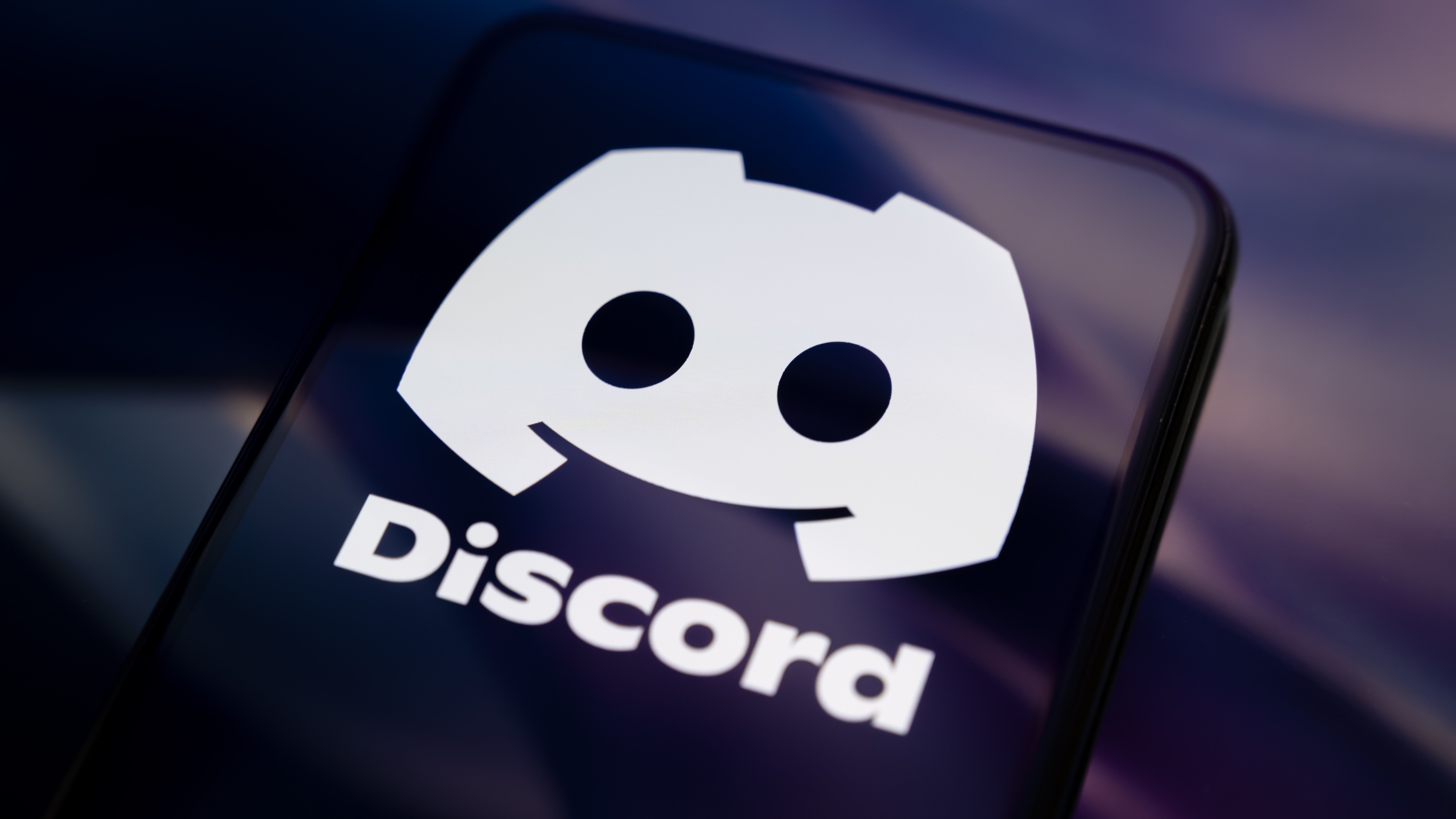 O Discord está prestes a escancarar as portas das suas maiores comunidades. A partir de 16 de novembro, todo servidor descobrível ganha uma Server Web Page publicada por padrão, oferecendo à internet aberta uma prévia ao vivo das conversas que acontecem ali dentro. Depois, em dezembro, respostas enviadas por membros em canais públicos poderão aparecer diretamente nos resultados do Google, com as palavras dos próprios usuários, sem exibir nomes de usuário ou avatares. O argumento do Discord é simples: anos de dúvidas resolvidas, teoria de build e conhecimento de comunidade estão presos dentro dos servidores, e a plataforma quer liberar essa informação.

O problema é que a mudança é opt-out, não opt-in. Administradores precisam entrar em Configurações do servidor e depois em Presença na web para esconder canais, e cada membro tem que acessar Configurações do usuário e depois Dados e privacidade para desativar sozinho o compartilhamento das próprias mensagens. Por enquanto, só servidores com mais de 1.000 membros são afetados, mas expor conversas públicas por padrão é exatamente o tipo de decisão de design que merece questionamento alto e claro. Revise suas configurações antes de dezembro e, se você se preocupa em separar sua identidade daquilo que publica, uma camada de privacidade como a ProtonVPN é um bom ponto de partida.