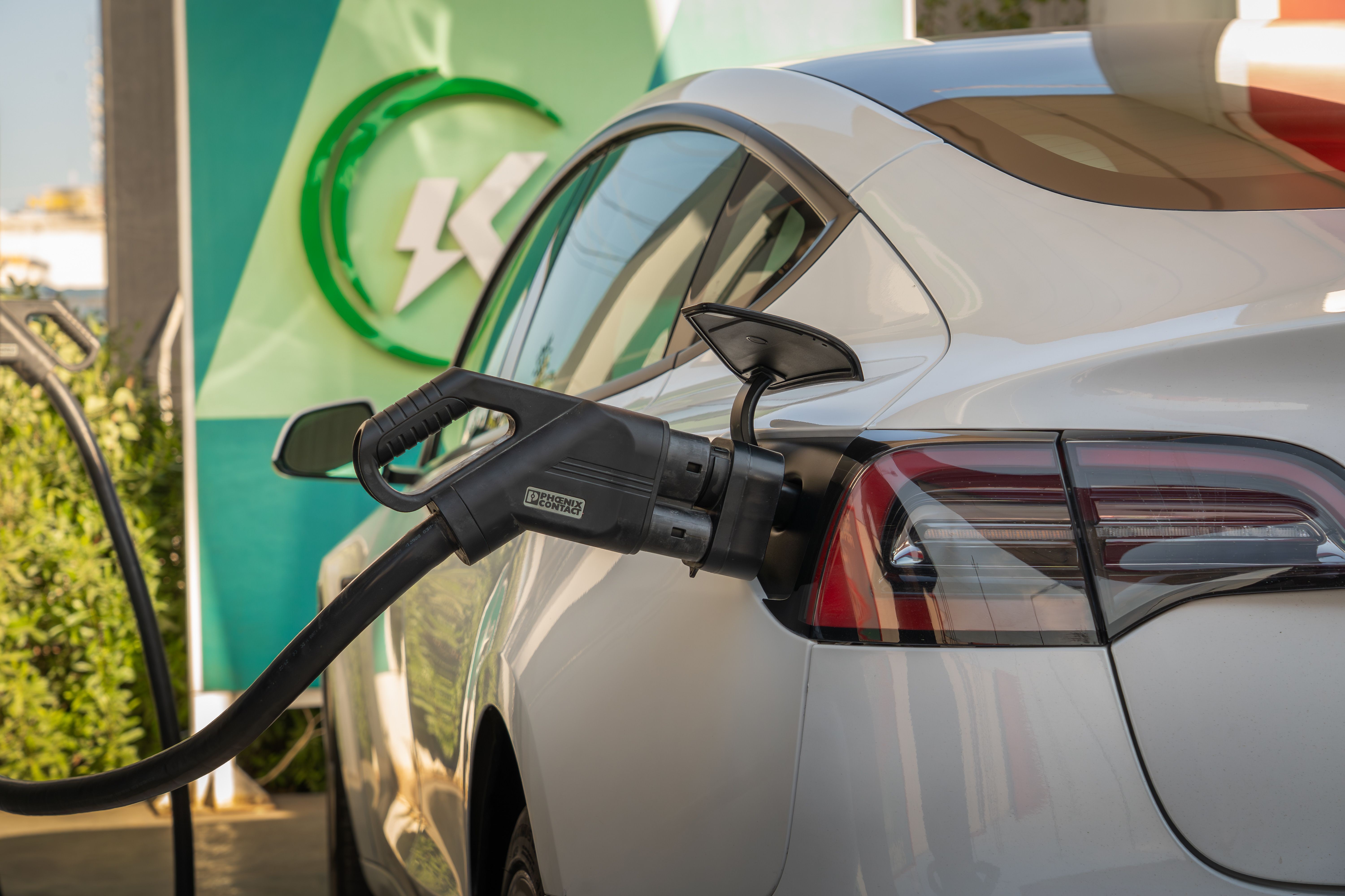Pesquisa do Instituto Locomotiva mostra que 87% dos motoristas brasileiros considerariam comprar um carro elétrico, sendo 50% que certamente comprariam e 37% que provavelmente comprariam. A economia com combustível é o principal atrativo: 78% dos que cogitam um elétrico apontam o menor custo por quilômetro rodado ou a economia no longo prazo.

O momento não é por acaso. O governo Lula anunciou medidas com custo estimado em R$ 5,2 bilhões por mês para conter a alta dos combustíveis, incluindo redução a zero dos tributos federais sobre a gasolina por 30 dias. Com o Brent e o WTI oscilando entre US$ 90 e US$ 110 por causa dos conflitos no Oriente Médio, 84% dos motoristas dizem que o petróleo caro torna os elétricos ainda mais atrativos.

O preço de aquisição segue como maior obstáculo: 84% afirmam que carros elétricos mais baratos aumentariam a chance de compra. Sustentabilidade, tecnologia avançada e conforto também pesam, e 76% acreditam que a economia posterior compensa o investimento inicial mais alto.