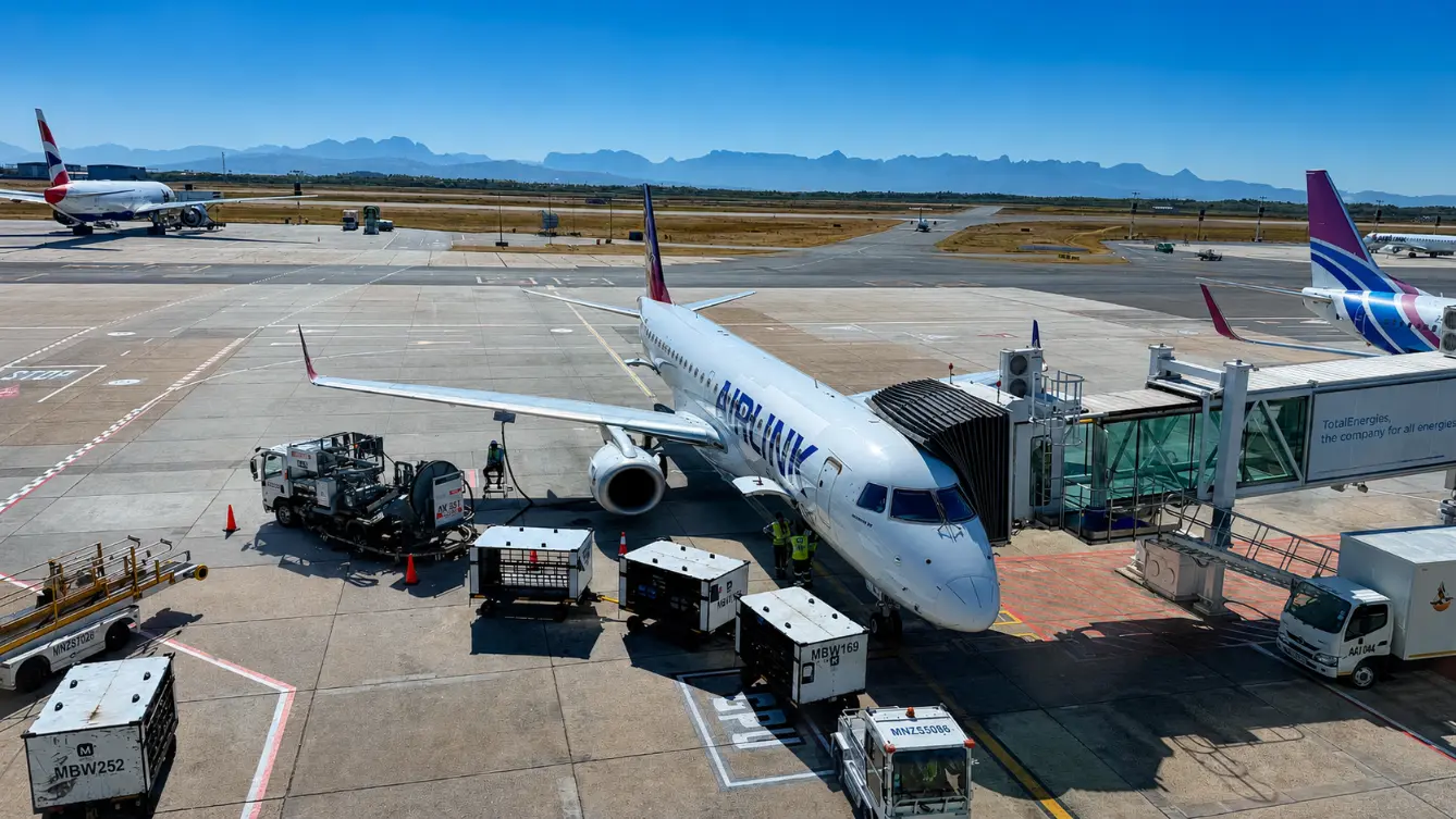 Voar de Cape Town para o Kruger National Park ficou muito mais prático. A Airlink opera um voo direto para Skukuza, um aeroporto localizado dentro do próprio parque, eliminando a necessidade de conexão em Joanesburgo e economizando um dia inteiro de viagem.

A bordo do Embraer E190, o trajeto leva cerca de duas horas e meia, com vistas lindas sobre a África do Sul e chegada a poucos minutos dos lodges e reservas privadas. É a melhor forma de combinar a energia urbana de Cape Town com o coração selvagem do bush.

Se você vai para Sabi Sands, vai se hospedar em um lodge ou está conhecendo o Kruger pela primeira vez, desembarcar em Skukuza muda tudo.