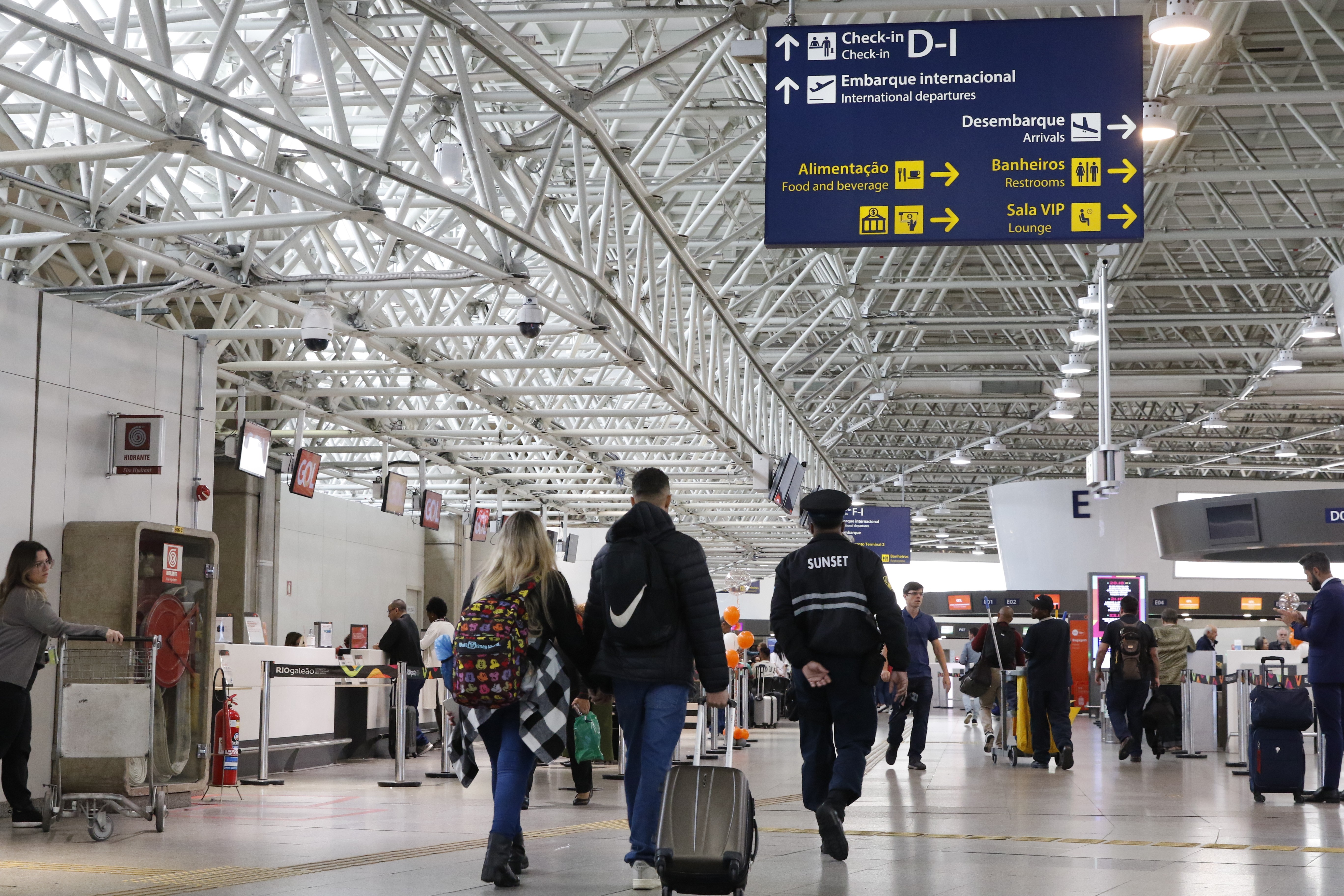A operadora espanhola Aena assumiu oficialmente a gestão do Aeroporto Internacional do Galeão, no Rio de Janeiro, e vai comandar o terminal até 2039. Com a incorporação, a Aena passa a administrar 18 aeroportos brasileiros distribuídos por dez estados, com um fluxo superior a 63 milhões de passageiros por ano.

O Galeão agora integra uma rede global de 81 aeroportos em cinco países, com foco em eficiência operacional, fortalecimento do transporte de cargas e consolidação como hub internacional, em coordenação com Congonhas. Em 2025, 17,9 milhões de passageiros passaram pelo terminal, alta de 23,4% em relação ao ano anterior, mas ainda bem abaixo da capacidade de 37 milhões construída para a Copa de 2014 e as Olimpíadas de 2016.

O negócio entrega um ativo público estratégico a uma operadora privada estrangeira e reacende o debate sobre quem realmente lucra quando a infraestrutura pública vai a leilão, enquanto o contribuinte bancou os mega-investimentos que a tornaram atraente.