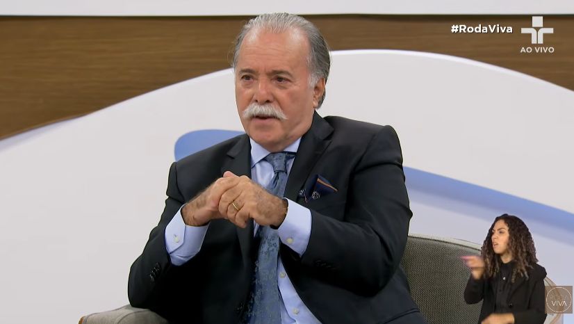 O ator Tony Ramos usou o Roda Viva para criticar com força o uso da inteligência artificial na recriação de artistas, chamando a prática de mentira para quem assiste. Ele contou que foi vítima de um deepfake que clonou sua imagem para vender remédio para próstata.

Para Ramos, atuação de verdade é carne, osso, alma e vibração, e a IA não é atalho para qualidade. Ainda assim, ele reconhece que a tecnologia veio para ficar e deixa qualquer recriação futura nas mãos dos filhos e netos.

O recado chega no momento em que Hollywood, o setor de tradução e a indústria dos games seguem resistindo à substituição de profissionais por máquinas, uma disputa impossível de ignorar.