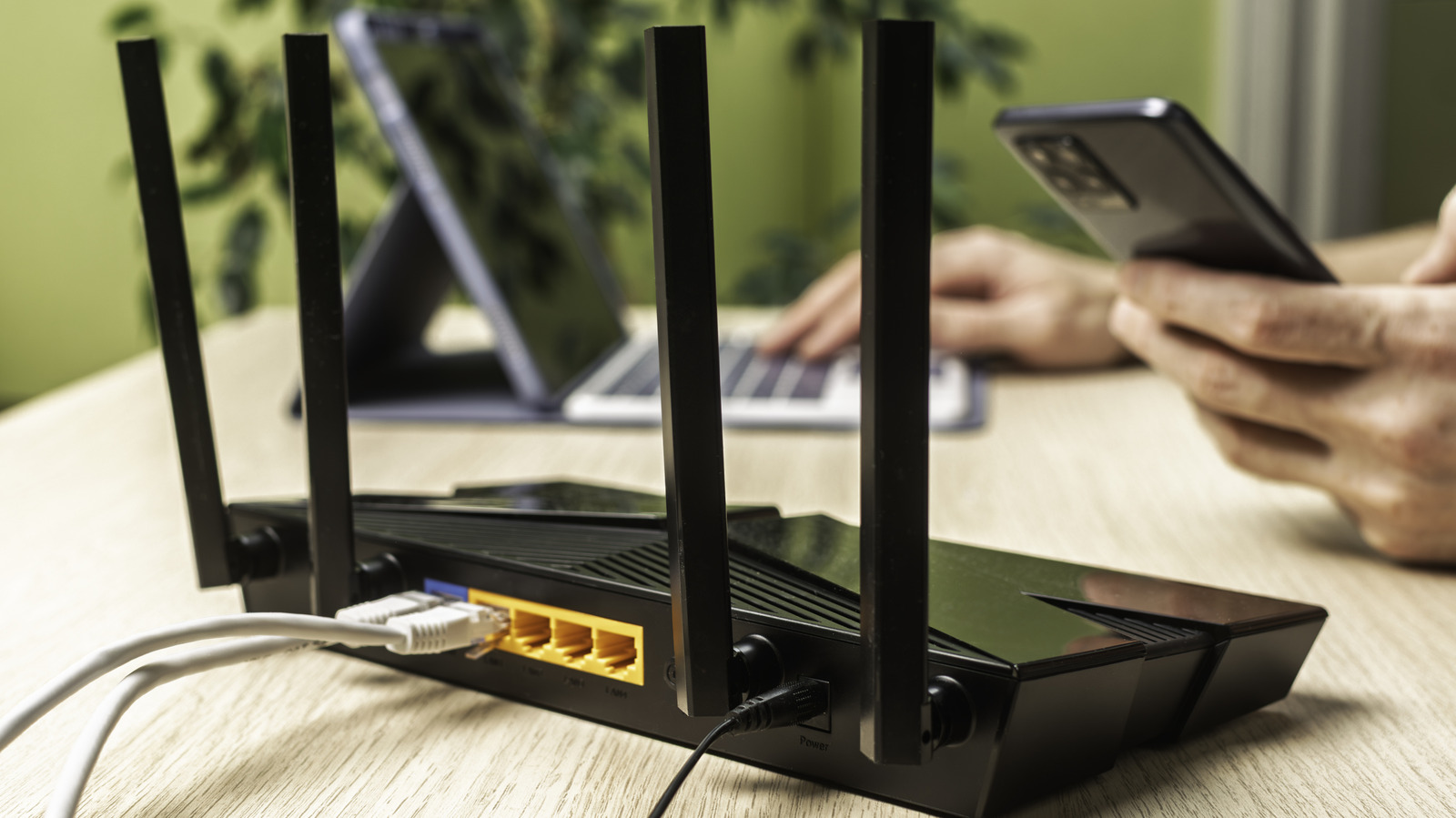Seu roteador é o guardião entre seus dispositivos e a internet, e as configurações padrão muitas vezes deixam a porta aberta. Um guia novo mostra como reforçar a segurança em cerca de 10 minutos, trocando credenciais padrão, ativando WPA3-Personal e criando uma rede de convidados para isolar dispositivos inteligentes.

Desativar o WPS e atualizar o login de administrador são vitórias rápidas que fecham caminhos comuns de ataque. Esses ajustes simples aumentam a privacidade, reduzem a exposição a ataques de força bruta e deixam sua rede doméstica mais segura sem precisar comprar equipamento novo.

Para proteção extra em redes públicas ou não confiáveis, uma VPN confiável adiciona uma camada criptografada entre seu tráfego e olhares indiscretos. Combine esses ajustes no roteador com o ProtonVPN para navegar com mais privacidade.