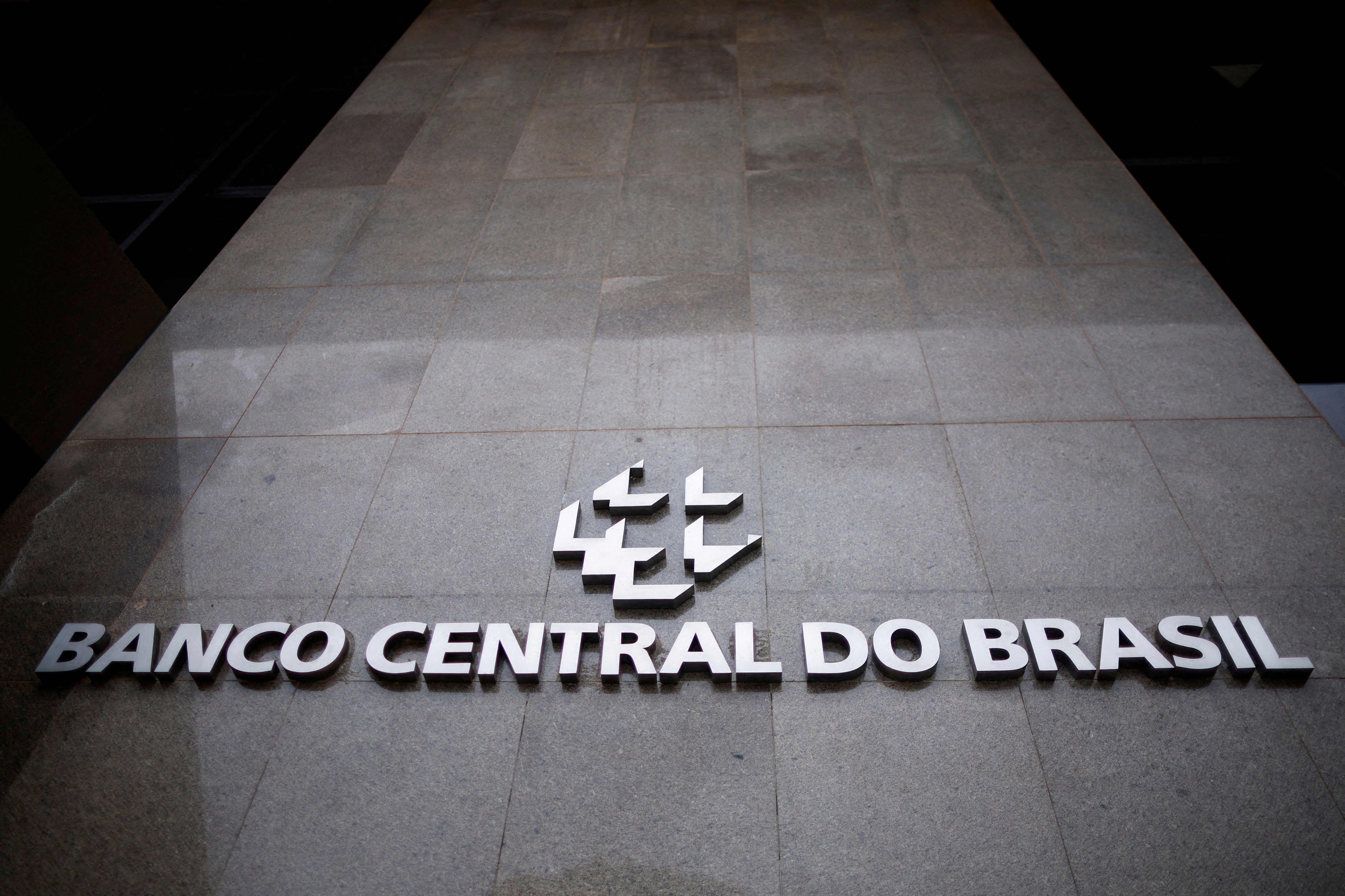 O Banco Central anunciou a liquidação extrajudicial da Simpala Financeira e da Simpala Consórcios, citando deterioração financeira grave e infrações sérias às regras do setor. A medida retira as empresas do processo de recuperação tradicional e as coloca sob supervisão direta do BC.

O BC alerta para riscos aos credores sem garantias específicas, enquanto depósitos e investimentos cobertos pelo FGC seguem protegidos dentro dos limites legais. As investigações continuam para apurar responsáveis e possíveis sanções.