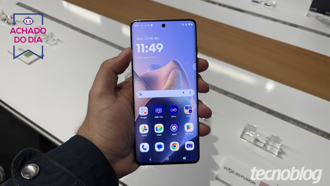 O Motorola Edge 60 Fusion (256 GB) acaba de registrar a maior queda de preço dos últimos meses. Agora ele sai por R$ 1.590 no Pix, com cupom de R$ 100 OFF disponível na página do Mercado Livre, um desconto de 47% sobre o preço original de R$ 2.999.

O smartphone traz tela POLED de 6,67 polegadas a 120 Hz, câmera principal de 50 MP com sensor Sony e OIS, ultrawide de 13 MP e frontal de 32 MP. O conjunto inclui chip MediaTek Dimensity 7300, 8 GB de RAM, 256 GB de armazenamento, bateria de 5.200 mAh, carregamento de 68 W, 5G, Wi-Fi 6, NFC, Android 16 e certificações IP68/IP69 e MIL-STD-810H.