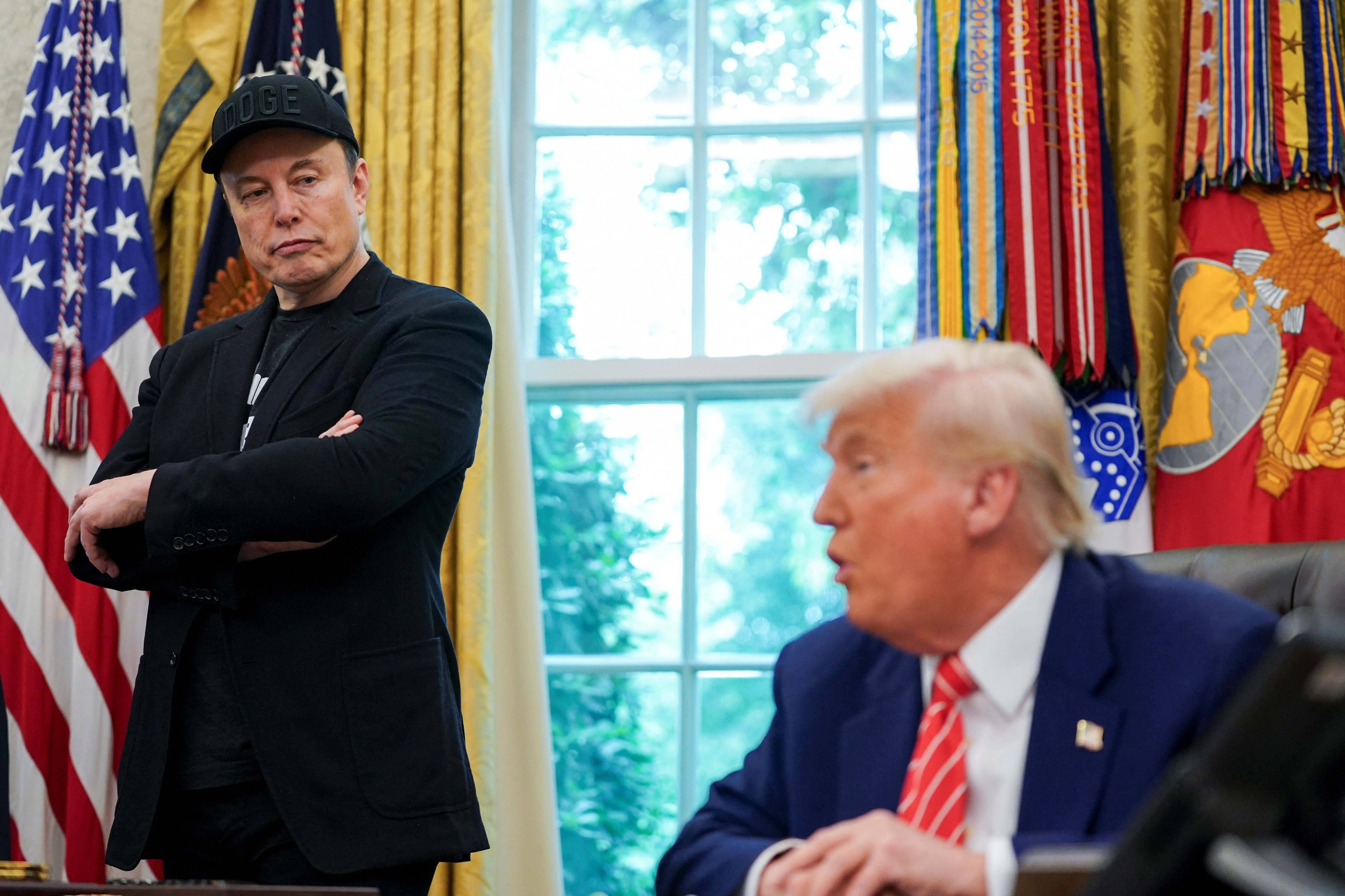 O presidente dos Estados Unidos, Donald Trump, comprou ações da SpaceX, empresa de foguetes de Elon Musk, em junho, segundo declaração financeira divulgada neste mês. A aquisição entrou em uma lista com mais de 1.000 operações com ações feitas pelo presidente naquele período, logo após o IPO recorde da SpaceX.

A Casa Branca afirma que a carteira de Trump é administrada de forma independente por instituições financeiras terceirizadas, sem influência do presidente. Mas o cenário é no mínimo explosivo: a SpaceX presta serviços às Forças Armadas dos EUA, e Trump acaba de pedir um aumento drástico de lançamentos espaciais comerciais no país, exatamente o mercado dominado pela empresa de Musk.

Mais um capítulo da promiscuidade entre poder político e bilionários do setor espacial. Nenhuma gestão independente de carteira apaga o cheiro de conflito de interesses quando o presidente investe na empresa de um aliado enquanto define o futuro do setor.