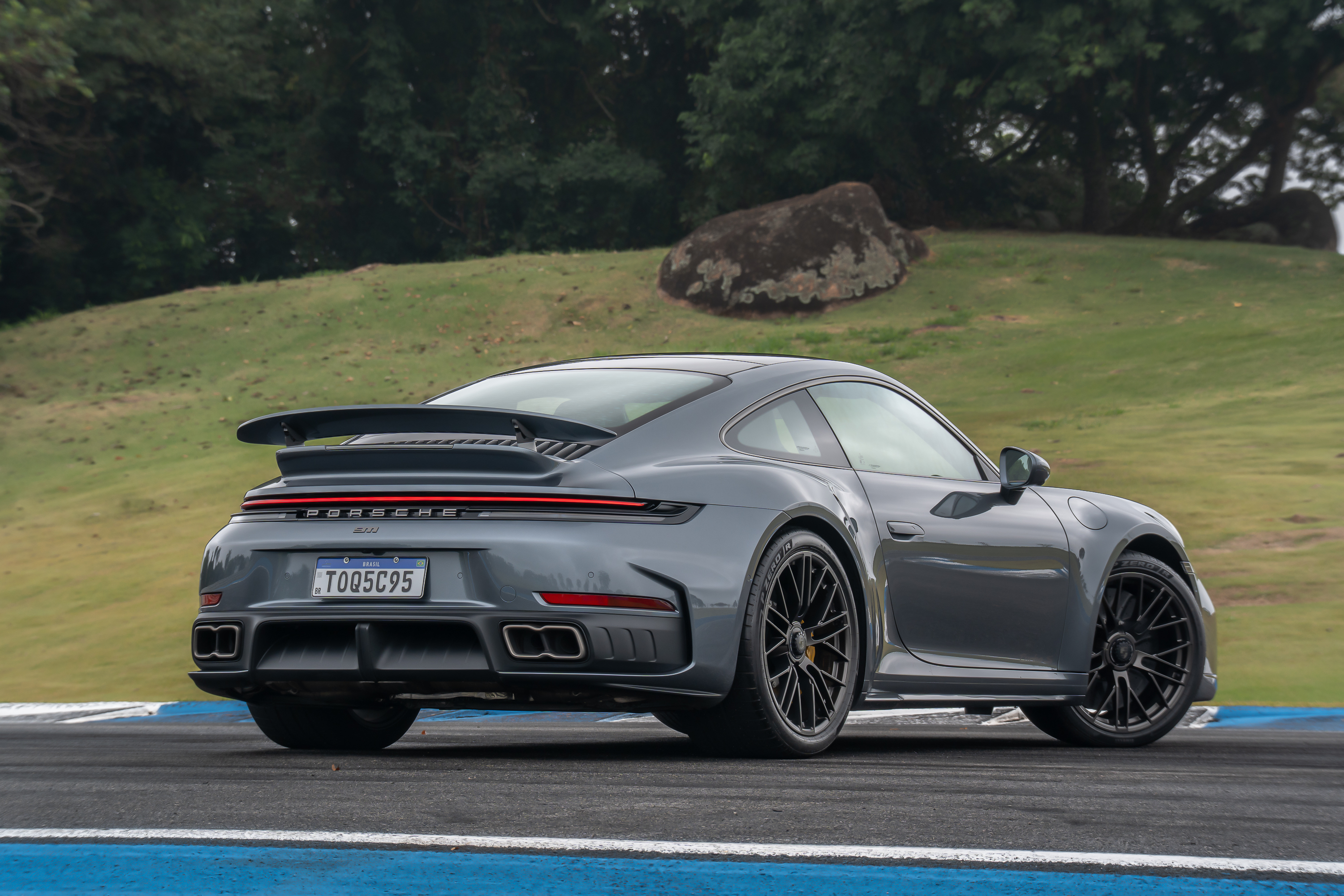 A Porsche está reescrevendo sua estratégia. Diante da demanda fraca, do peso das tarifas dos Estados Unidos e de uma forte desaceleração na China, a marca alemã agora afirma que precisa vender menos de 200 mil carros por ano para equilibrar as contas, bem abaixo das 279.449 unidades entregues no ano passado.

O novo plano aproxima a marca do território da Ferrari e da Louis Vuitton: reforço nos esportivos icônicos como o 911, aumento de preços nos 10 mil veículos mais caros e a busca por uma margem operacional de 15% no longo prazo. A rentabilidade despencou para apenas 1,1% no ano passado, e o caminho de volta começa com corte duro de custos.

É uma guinada e tanto para uma indústria obcecada por crescimento infinito de volume. A pergunta que fica é se uma Porsche mais enxuta e focada no luxo conseguirá proteger sua cultura de engenharia e seus trabalhadores enquanto persegue margens em vez de participação de mercado.