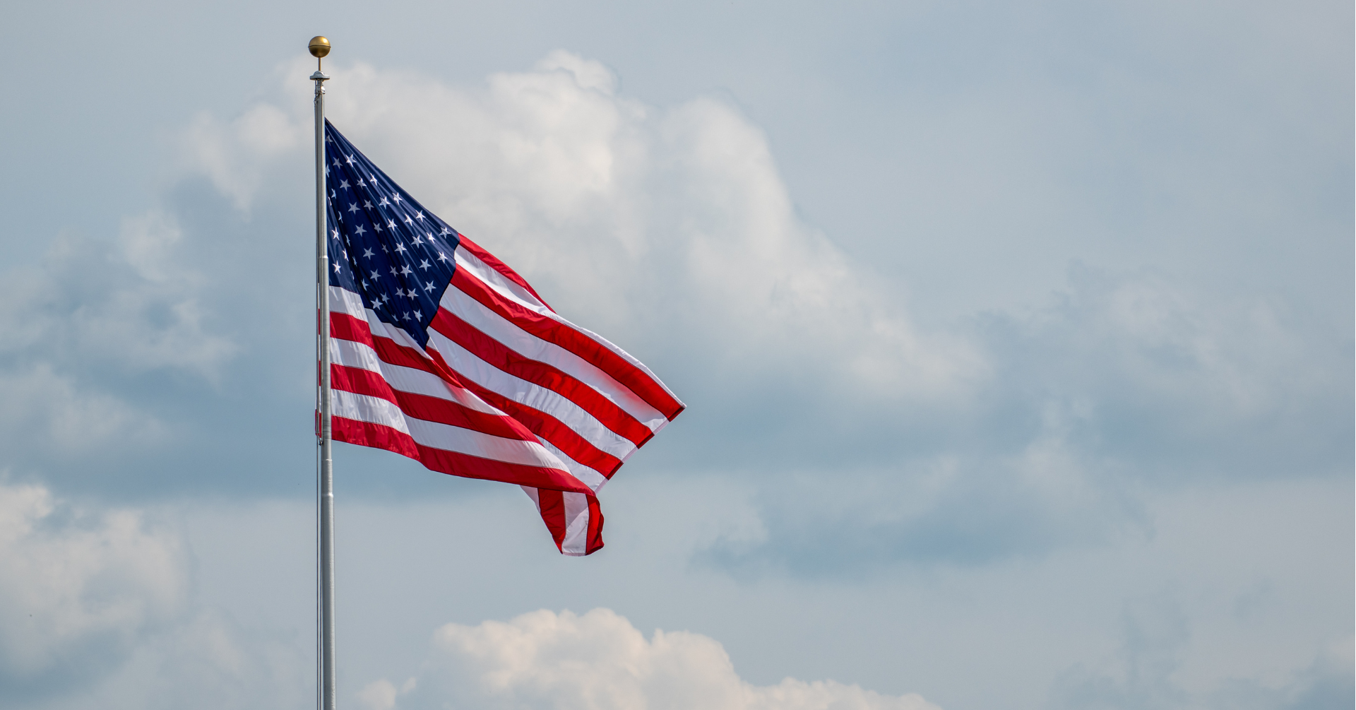 Os Estados Unidos suspenderam por tempo indeterminado os serviços consulares em sua embaixada e consulados no Brasil, alegando preocupações com a segurança. A medida afeta diretamente a emissão de vistos, incluindo o de turismo, deixando muitos brasileiros em incerteza sobre seus planos de viagem.

Essa suspensão unilateral expõe a vulnerabilidade dos viajantes às decisões da política externa americana. Sem detalhar ameaças concretas, a medida reforça como a mobilidade global segue refém de potências imperialistas. Brasileiros que precisam de assistência emergencial devem contatar os plantonistas, mas o impacto sobre famílias, estudantes e trabalhadores é profundo.