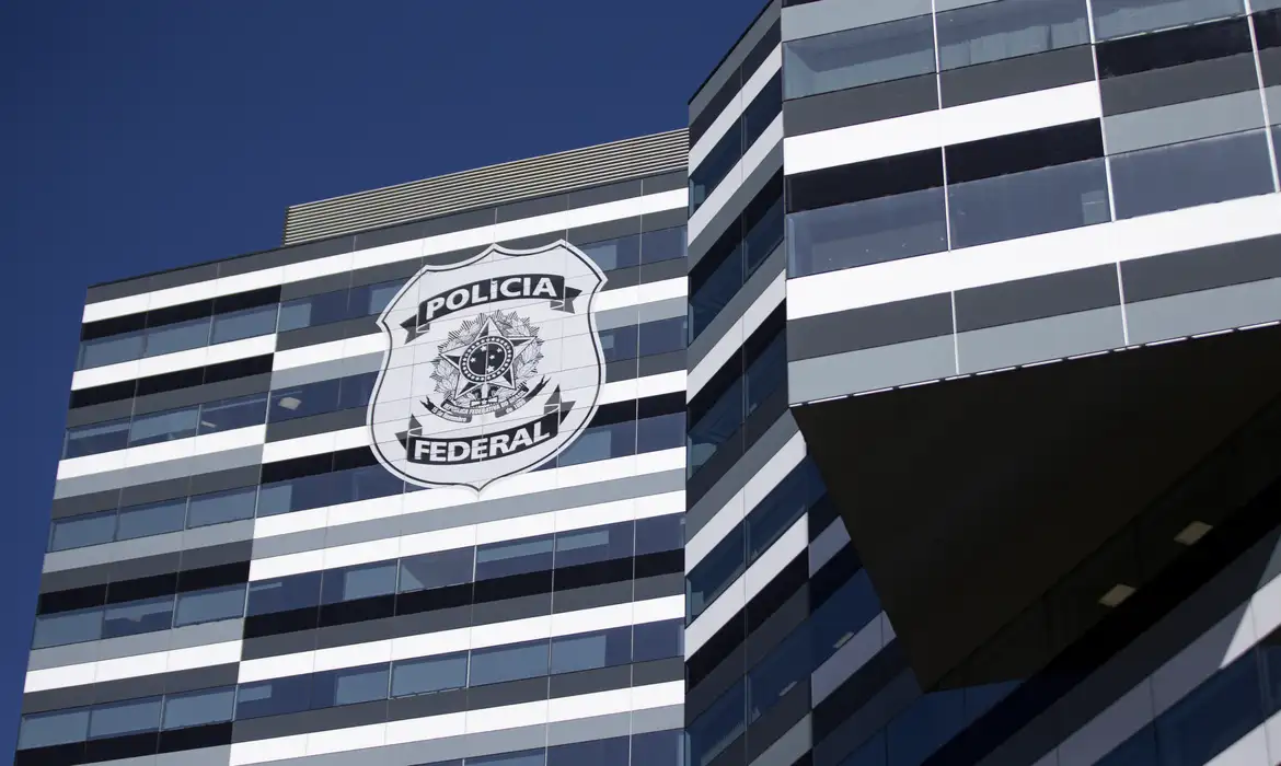 Um relatório bombástico da Polícia Federal revela como o banqueiro Daniel Vorcaro tentou esconder conversas com o ministro Alexandre de Moraes. Usando Notas do iPhone, prints e imagens de visualização única no WhatsApp, Vorcaro achava que apagava qualquer vestígio — mas o próprio aparelho salvou cópias em PDF de cada mensagem, transformando a cautela em prova contundente.

A investigação também aponta o ex-ministro de Bolsonaro Fábio Faria como elo inicial entre os dois e sugere que Moraes editou pessoalmente um contrato entre o Banco Master e o escritório da esposa. Com mais de 200 páginas de detalhes forenses, o caso levanta questões urgentes sobre influência, privilégio e responsabilidade no topo do poder brasileiro.