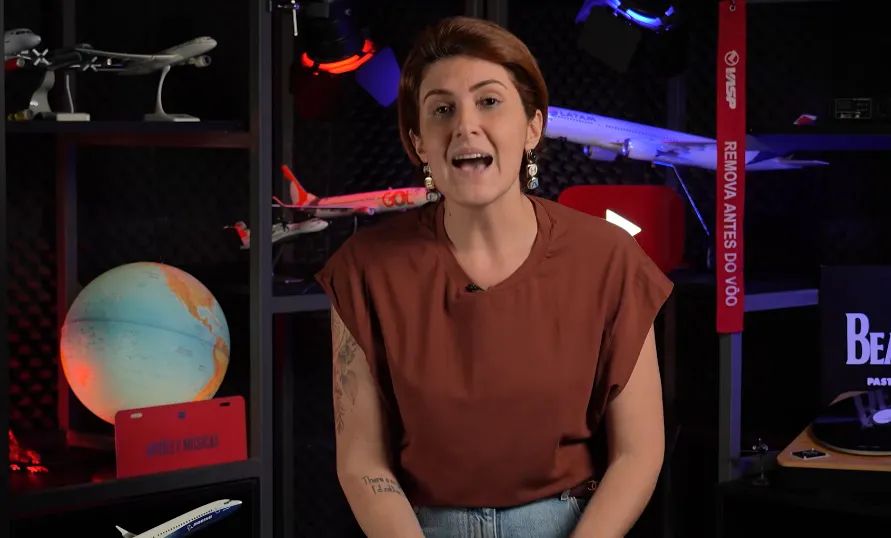 Em um gesto de amor e força, Mila Seidl, esposa do querido YouTuber Lito Sousa, assumiu o canal do marido para manter seu legado vivo. Lito enfrenta a doença de Creutzfeldt-Jakob, uma condição neurodegenerativa rara e sem cura que compromete seus movimentos e cognição. Enquanto recebe cuidados paliativos em casa, Mila e a equipe estão determinadas a continuar seu trabalho.

Ele é insubstituível, disse Mila, explicando que não tentará imitar o bordão 'tudo bem'. Em vez disso, ela e os colegas continuarão criando conteúdo, honrando seu espírito. A comunidade se uniu em apoio, e Lito foi autorizado a receber um tratamento experimental no Brasil, sendo o primeiro paciente a testá-lo.

Este é um testemunho do incrível vínculo entre criadores e seu público. Vamos manter Lito e sua família em nossos pensamentos enquanto enfrentam juntos essa jornada desafiadora.