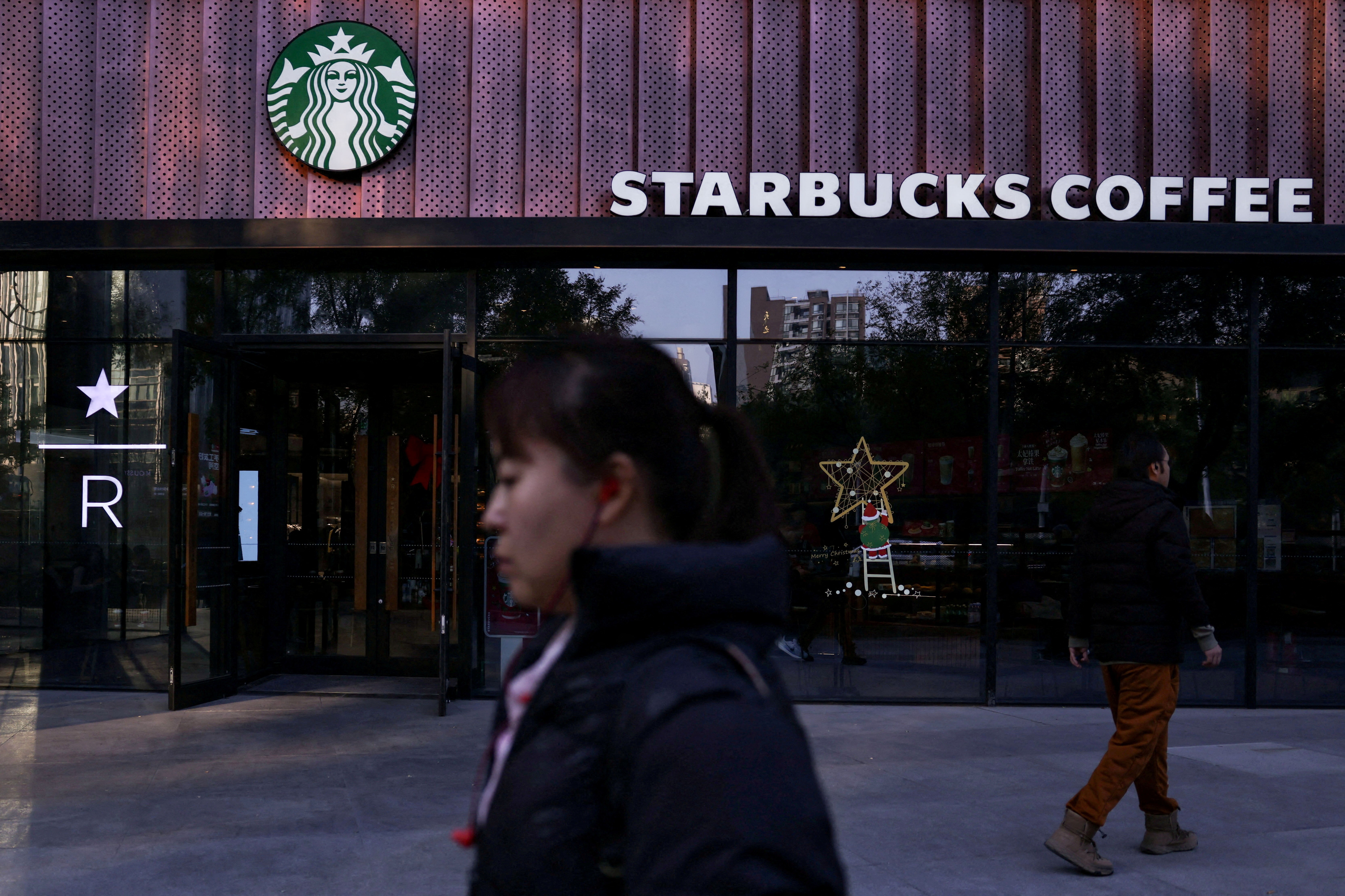 A Starbucks inaugurou duas novas cafeterias em Urumqi, capital da região chinesa de Xinjiang, em uma iniciativa celebrada pela imprensa estatal chinesa, mas imediatamente condenada por defensores dos direitos humanos em todo o mundo.

A ONU alertou, em 2022, para possíveis crimes contra a humanidade em Xinjiang, entre eles a detenção de mais de um milhão de uigures e integrantes de outras minorias muçulmanas em campos de reeducação. Organizações de direitos humanos afirmam que graves abusos, incluindo trabalho forçado, continuam ocorrendo na região.

Críticos argumentam que, ao se expandir para Xinjiang, a gigante global do café empresta legitimidade a uma economia sustentada por trabalho forçado imposto pelo Estado. Parlamentares e grupos uigures classificam a decisão como moralmente indigna, um lembrete duro de que nenhuma marca é grande demais para ser responsabilizada por onde escolhe lucrar.