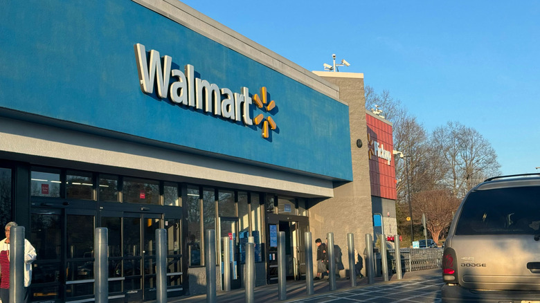 Depois de anos fazendo os clientes procurarem o cartão ou abrirem um app separado, o Walmart finalmente está entrando na revolução dos pagamentos por aproximação. A partir de 24 de agosto, lojas selecionadas do Walmart e do Sam's Club vão aceitar pagamentos por aproximação via Apple Pay, Google Wallet e outras carteiras digitais, com implementação em todas as lojas dos EUA até o fim de 2026.

É uma atualização e tanto para as compras do dia a dia. Nada de procurar o cartão físico ou carregar o Walmart Pay: é só encostar o celular ou smartwatch e pronto. Os pagamentos no varejo ficaram muito mais práticos.