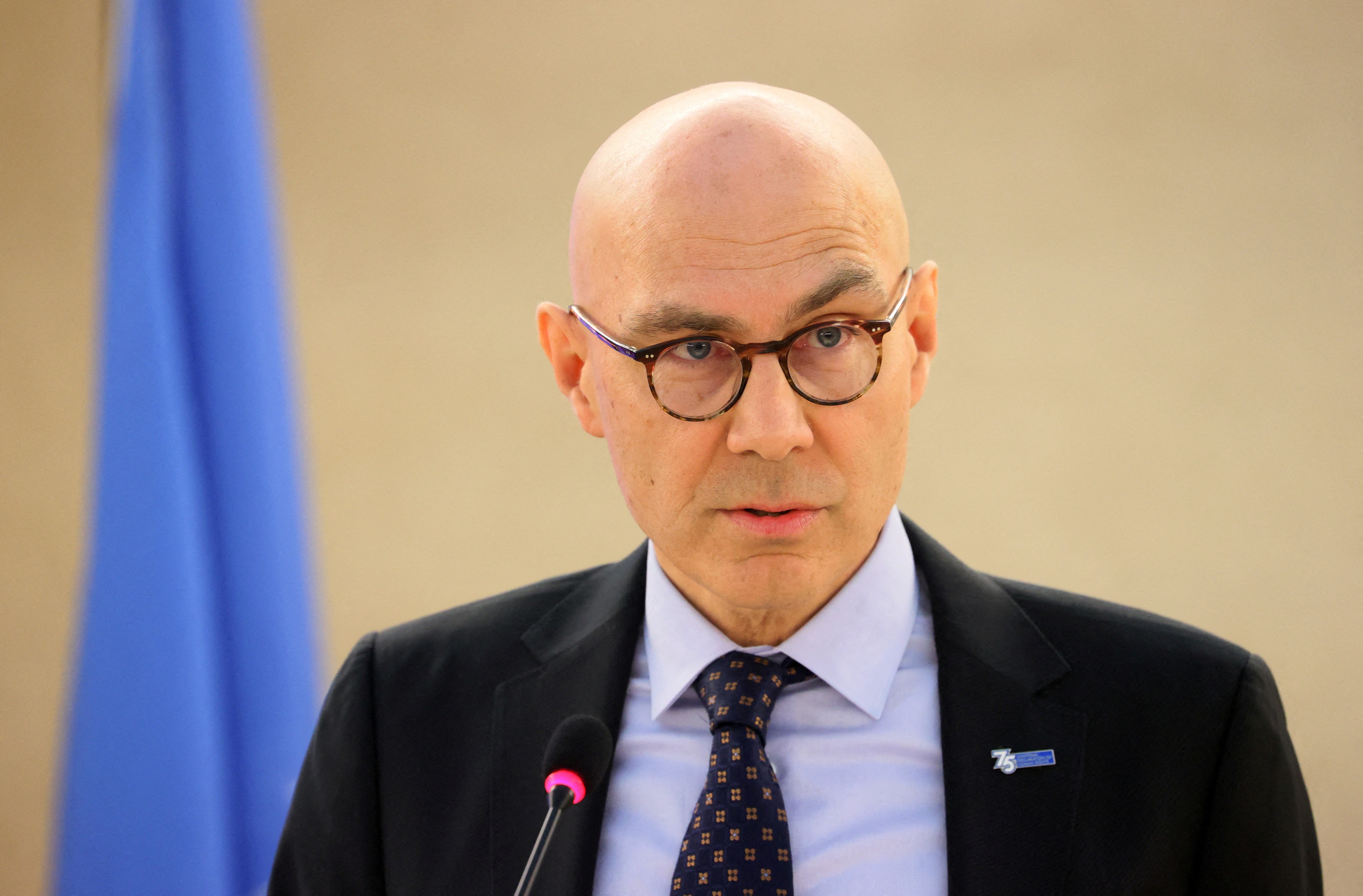 A ONU está soando o alarme: a inteligência artificial avança sem os freios necessários, e as consequências podem ser irreversíveis para a humanidade.

O alto comissário de Direitos Humanos, Volker Türk, pediu que Estados e empresas ajam com urgência em estruturas multilaterais, alertando que todos os direitos humanos, incluindo o direito à vida, estão ameaçados pela tecnologia descontrolada.

Enquanto alguns líderes da tecnologia defendem uma desaceleração e Trump chama as preocupações de conspiração doentia, a mensagem é clara: a corrida da IA não pode passar por cima da segurança global.