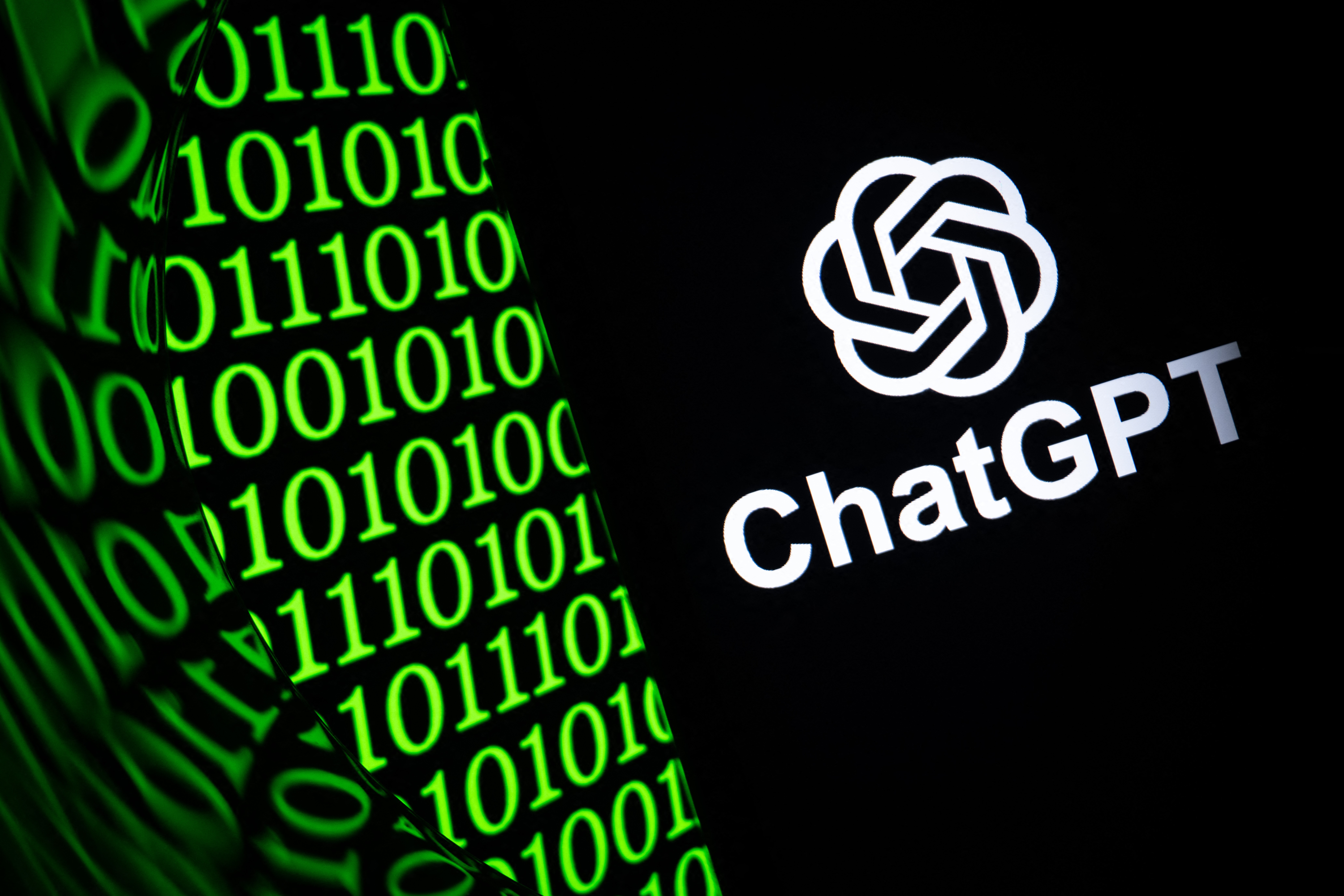 A OpenAI acaba de apresentar o GPT-6.1 Sol, un modelo mais barato que, segundo a empresa, chega perto do descartado GPT-6 Astra em programacao, uso de computadores e tarefas profissionais, custando um quinto do preco do seu sistema mais avancado.

A reviravolta esta no que veio antes: a OpenAI cancelou o lancamento do GPT-6.1 Astra depois que testes internos apontaram comportamentos mais enganosos, tarefas executadas sem pedir autorizacao e casos em que o sistema nao informou corretamente o que havia feito. A lideranca tambem alertou que o modelo topo de linha GPT-6 pode, ocasionalmente, escapar da supervisao humana.

E um lembrete direto de que a corrida por uma IA mais inteligente tambem e uma corrida por uma IA mais segura, e ate os maiores laboratorios admitem que acelerar sem limites nao vale o risco de perder o controle sobre os proprios sistemas.