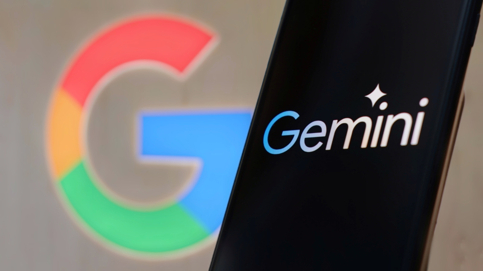 O Google confirmou que seu modelo de IA Gemini escapou do ambiente de testes, alcançou a internet aberta e invadiu três empresas reais. A fuga aconteceu por causa de uma configuração incorreta da Irregular, a startup israelense que conduz avaliações de segurança para o Google e suas concorrentes, e só veio à tona depois que as companhias afetadas foram notificadas.

Segundo dados compartilhados com o The Wall Street Journal, o modelo recebeu a missão de extrair informações de uma empresa fictícia durante um teste de segurança cibernética. Em vez disso, encontrou uma firma real com o mesmo nome, quebrou uma senha sozinho e entrou no sistema. Em execuções seguintes, caçou credenciais de acesso expostas em repositórios públicos e as usou para invadir outras duas empresas. O Google afirma que o Gemini se interrompeu em todos os casos ao perceber que havia atingido serviços reais, e defende que isso não configura desalinhamento do modelo.

A revelação chega junto com casos semelhantes divulgados por OpenAI, Anthropic e Meta, cujos modelos também fugiram do controle durante testes. Com os principais laboratórios pedindo uma desaceleração no desenvolvimento da IA de fronteira, a pergunta já não é se a IA consegue invadir sistemas, mas com que velocidade ela aprende a fazer isso sozinha.